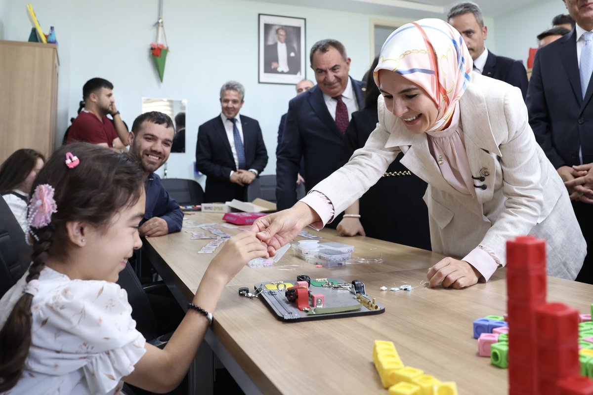 MahinurOzdemir's tweet photo. 📍Muş

Bugün açılışını gerçekleştirdiğimiz Muş Engelli Aktif Yaşam Merkezimiz, engelli kardeşlerimizin yeteneklerini keşfedebilecekleri ve güven içinde sosyalleşebilecekleri yeni bir yaşam alanı sunacak.

Attığımız her adımda önce insan demeye, medeniyet birikimimizle engelli vatandaşlarımızı desteklemeye ve kapsayıcı sosyal hizmetlerimizin çerçevesini genişletmeye devam edeceğiz.

Engelli bireylerimizin hayatına dokunacak ve ailelerimizin konforunu artıracak bu kıymetli yatırımın hayata geçirilmesinde emeği geçen herkese teşekkürlerimi iletiyorum. 

Yeni merkezimiz şehrimize hayırlı, uğurlu olsun.