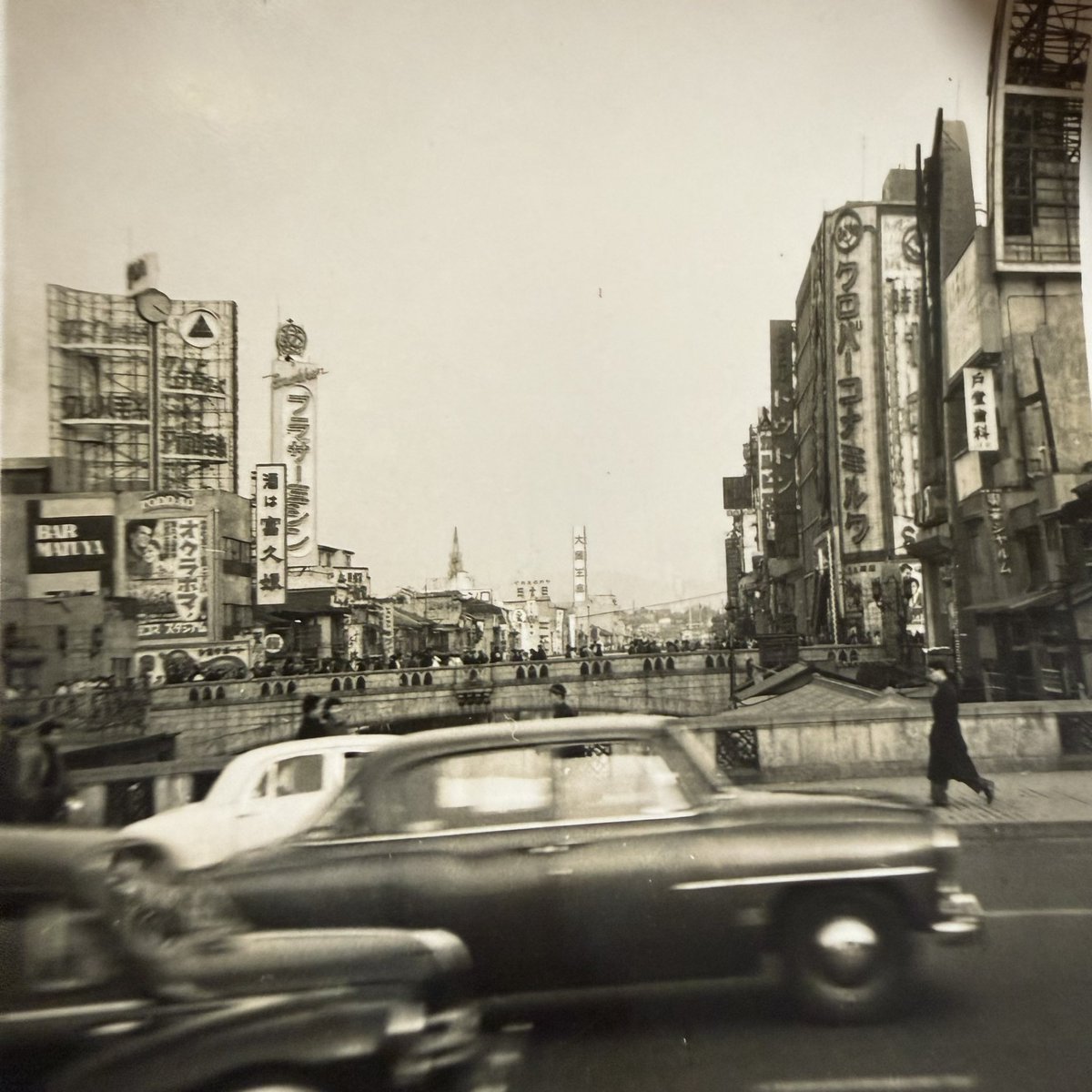 kan_ei_sen's tweet photo. 1950年代の大阪の写真
看板にあやめ池遊園地や大阪名物曽我廼家五郎劇と漫才などの文字が見える https://t.co/NQaLNtbyzR