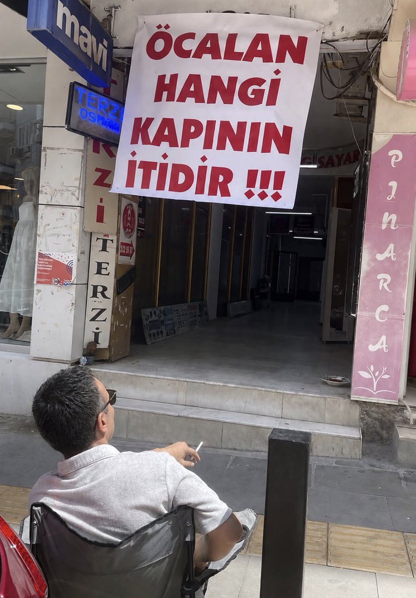 SonKaleVatn's tweet photo. Bir esnafın dükkanına astığı pankart sosyal medyada viral oldu. https://t.co/GzEXlTniqX