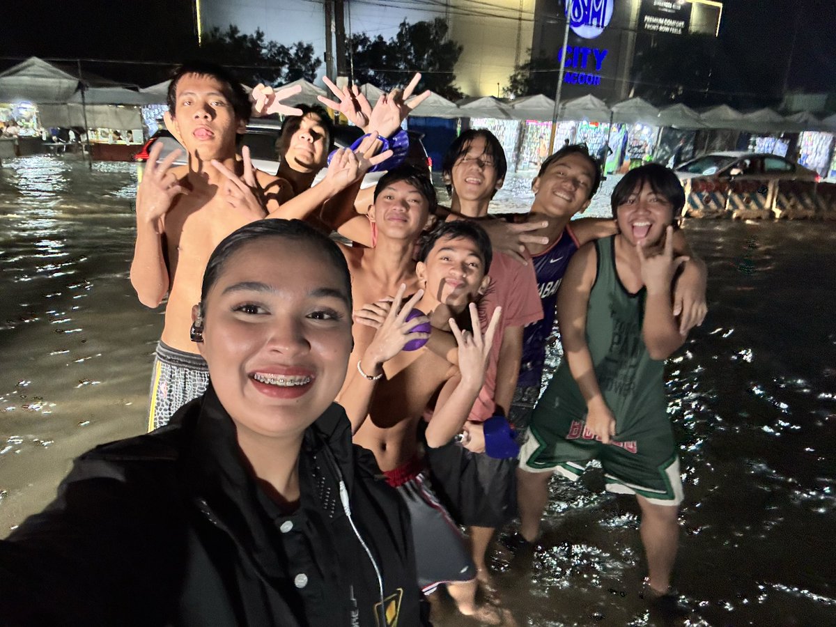 JournWithJille's tweet photo. @mabzymabz After doing live, nagpa picture pa ako sa kanila. Wala akong idea yun pala ginagawa nila habang naka live ako! I was listening my override to avoid distractions at sa preview ko na lang na realize pinag gagawa nila HAHAHAHA https://t.co/vqKz5p4kYt