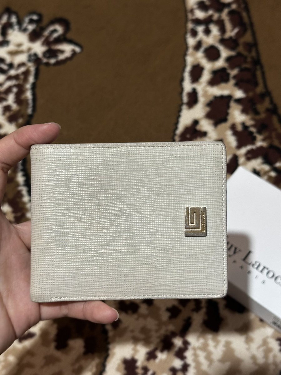 illeenbreak's tweet photo. Guy Laroche Paris wallet 

detail : white 

FYI : โลโก้และตัวกระเป๋าด้านนอกมีรอยถลอกตามการใช้งาน ข้างในสภาพดี 

📍Price 500 ฿🗯️

#ส่งต่อ #ส่งต่อเสื้อผ้า #เสื้อผ้ามือสอง #เสื้อผ้ามือ2 #โล๊ะตู้เสื้อผ้า #เสื้อผ้ามือสองสภาพดี #กระเป๋ามือสอง #ส่งต่อกระเป๋าเงิน #guylaroche https://t.co/FRRynSDRQ9