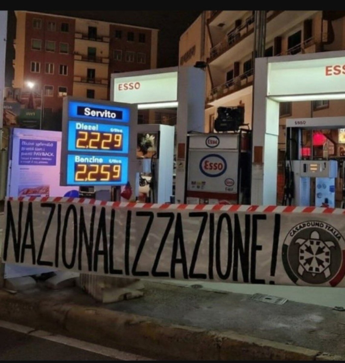 Welt_SS's tweet photo. CasaPound contesta l'ipocrisia dei #progressisti !E di Fratoianni sulla gestione pubblica dei servizi, rivendicando di proporre da vent'anni la NAZIONALIZZAZIONE dei settori strategici a tutela dei cittadini,come dimostrato dal distributore comunale di Valle Castellana. #italia https://t.co/heYH2hQbXk