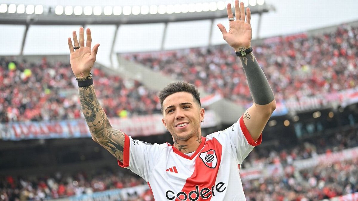 InfoRiverrr912's tweet photo. 🚨 BOMBAZO: ENZO FERNÁNDEZ AL MANCHESTER CITY ⚪🔴

Impacto total en el mercado europeo con beneficios millonarios para #River:

▫️ Transferencia récord: Chelsea lo vende al Manchester City en €140M. 
▫️ Contrato: El campeón del mundo firmará por 5 temporadas con los Citizens. 
▫️ Ingreso para el club: A River le corresponde el 3,5% por mecanismo de solidaridad de la FIFA, lo que representa una suma aproximada de €5.000.000.
🎙️ Vía: @GerGarciaGrova 

#RiverPlate #VamosRiver #InfoRiverrr912