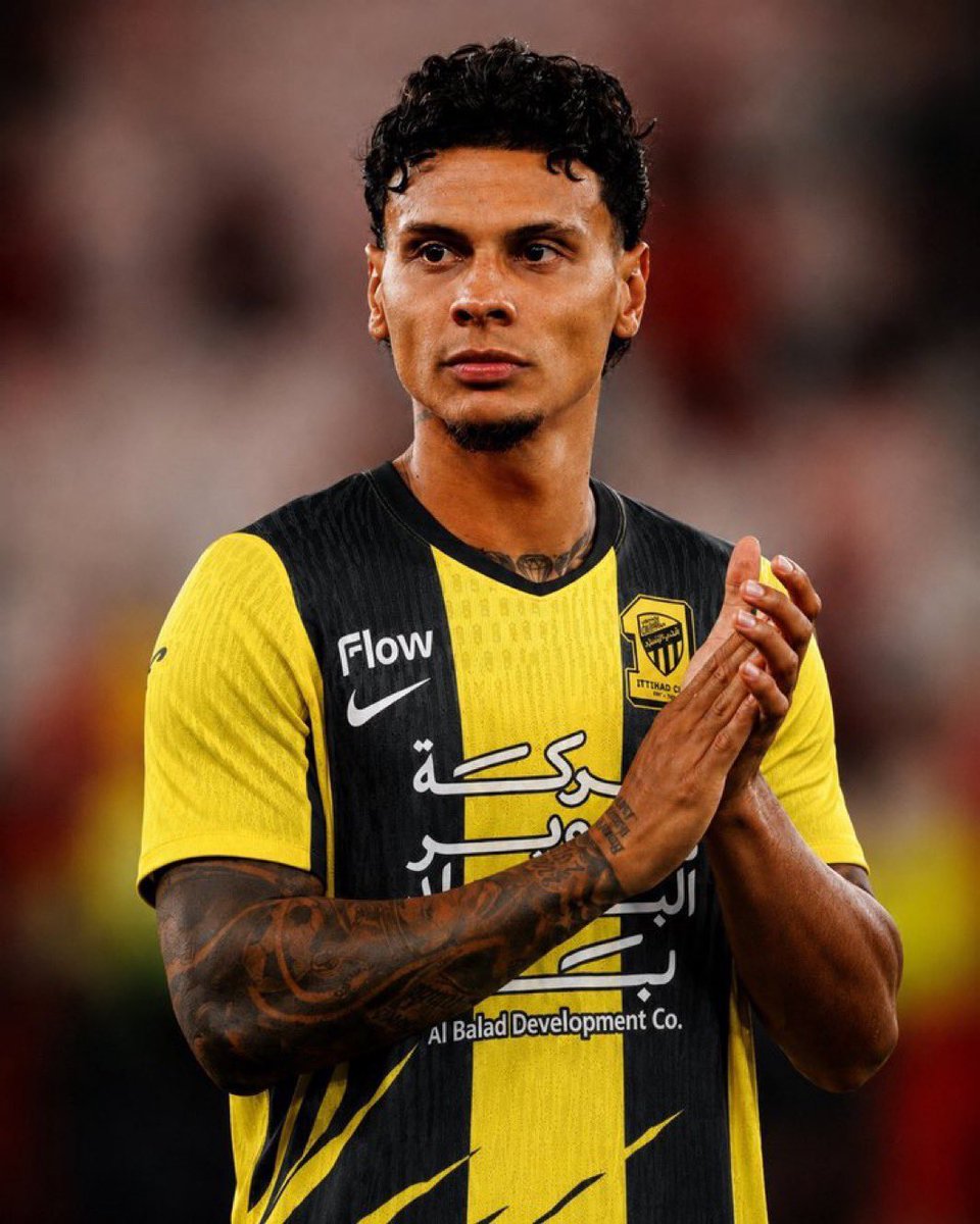 faittiyfoz3's tweet photo. ثلاث صفقات سوبر من العيار الثقيل 
ل #الهلال مقابل اعارة لاعب ل #الاتحاد والمالك واحد صندوق الاستثمارات !!! 
والاتحاد يحتاج الي 4 صفقات شراء لاعبين بدل نجوم الفريق اللي غادرو
بنزيما 
كانتي 
فابينهو 
ديابي 
ميتاي 
ماذا يحدث في دورينا !؟؟؟ #لا_دعم_لا_حضور https://t.co/cQeABOAV7W