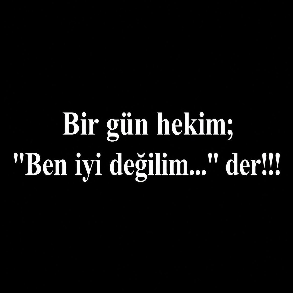 Hekimce261050's tweet photo. Acil uzmanı.
Genç bir kadın hekim.
Her gün yüzlerce hastanın aktığı bir acil serviste çalışıyor.
Zorlu vakaları pratisyen hekim arkadaşları ona danışıyor.
Kör düğümleri çözmek onun işi.
Acildeki kaosun içinde gündüzü geceye, geceyi gündüze bağlamak da...
Çünkü orası acil.
Ne yaşanırsa yaşansın durmayacak.
Yirmi dört saat akacak.
Bir tarafta gerçekten yaşamla ölüm arasında gidip gelen hastalar...
Bir tarafta bekleyenler...
Bir tarafta ambulanslar...
Konsültasyonlar...
Yatışlar...
Sevkler...
Yakınlar...
Şikâyetler...
Bugün ben poliklinikteyken aradı.
“Hocam, konuşabilir miyiz? İyi değilim. Ama bireysel...” dedi.
“Tabii.” dedim.
“Hastalarım bitince seni arayacağım.”
Hastalar bitti.
Aradım.
Geldi.
Rengi solmuş.
Halsiz.
Bitkin.
Bir süre yüzüme baktı.
“Size sarılıp omzunuzda ağlasam çok ayıp etmiş olur muyum?” dedi.
Ayağa kalktım.
Sarıldım.
Katıla katıla ağlamaya başladı.
Bir insanın içinde ne kadar birikmişlik varsa öyle ağladı.
Sonra oturduk.
Sekreteri dışarı çıkardım.
Anlattı.
Yine ifade vermiş.
Yine bir hasta şikâyeti...
Elbette hasta şikâyet edebilir.
Bu onun hakkı.
Gerçek bir hata, ihmal ya da kötü uygulama varsa araştırılacak.
Bu da olması gereken.
Ama şikâyet hakkıyla her aksaklığın faturasını hekime kesmek aynı şey değil.

Acile bir çocuk arrest olarak getiriliyor.
Çocuğa müdahale ediyorlar var güçleriyle.
Çocuk dönmüyor ne yazık ki.
Bu arada acil, acılı yakınlarının feryatlarıyla inliyor.
Herkes çok ama çok üzgün.
Çocuğun ölümüne neden olan olay trajik.
Bu olay nedeniyle acilde yakınları birbirine giriyor.
Güvenlik, polis derken bu arbedenin içinde diğer hastaların tedavisi aksıyor.
Ve bu ortamda, “Bekledik, hekime ulaşamadık ve gittik.” diye hekimi şikâyet ediyorlar.

Karşımda genç bir acil uzmanı oturuyordu.
Tükenmişti.

Ve en çok da yaptığı onca işin arasında sürekli kendisini savunmak zorunda bırakılmaktan yorulmuştu.