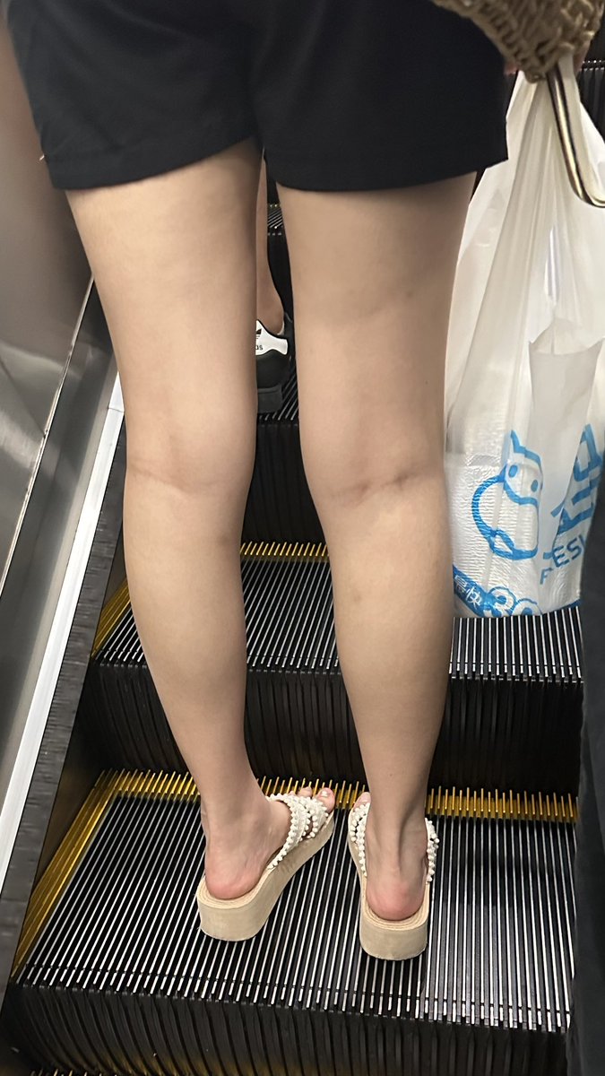 dadaner0109's tweet photo. 腿毛浓密的妹子，身上的毛发应该也挺重，站起来将近一米八的个子，大长腿，指甲该修修了。
#街拍 #地铁 #偷拍 #裸足 https://t.co/LALnSeRx0M
