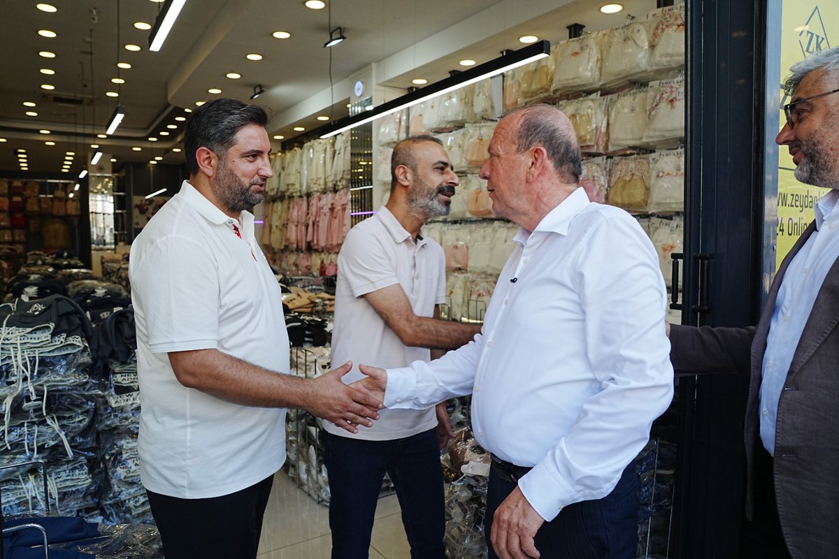 OzerMatl's tweet photo. Vişne Caddesi’nde üretimin ve ticaretin nabzını tuttuk. 💚

Vişne Ticaret Bölgesi’ndeki işletmeleri tek tek ziyaret ederek BTSO üyelerimiz, esnafımız ve firma temsilcilerimizle bir araya geldik.

Bursa ekonomisi yalnızca büyük fabrikalardan ibaret değil. Küçük işletmelerimiz, KOBİ’lerimiz, atölyelerimiz ve kadın girişimcilerimiz de bu üretim gücünün vazgeçilmez parçaları.

Bursa Ekonomisi Dönüşüm Planı Vizyon 2040 kapsamında hayata geçireceğimiz Bursa İş Ağı ile Bursa’da üretenleri yine Bursa’daki alıcılarla buluşturacağız. Kurulan her bağlantının siparişe ve kalıcı ticarete dönüşmesi için çalışacağız.

İlkemiz çok net:

BTSO, kendi üyesine rakip olmayacak. Önceliğimiz Bursa’nın üreticisi, tüccarı ve KOBİ’si olacak.

Fuarları da yalnızca stant açılıp dönülen organizasyonlar olmaktan çıkaracak; bağlantı, sipariş ve ticaret üreten sonuçlara odaklayacağız.

Vişne Caddesi’nde bir kez daha gördük: Bursa’nın büyümesi, sahada üreten ve ticaret yapan insanların güçlenmesiyle mümkün.

Üreten Bursa, ticaret yapan Bursa, birlikte güçlenen Bursa.

Birlikte Güçlü, Birlikte İleri

#Bursa2040Vizyonu #ÖzerMatlı #BTSO #BursaİşAğı #KOBİ #60BinÜye #BirlikteGüçlüBirlikteİleri
