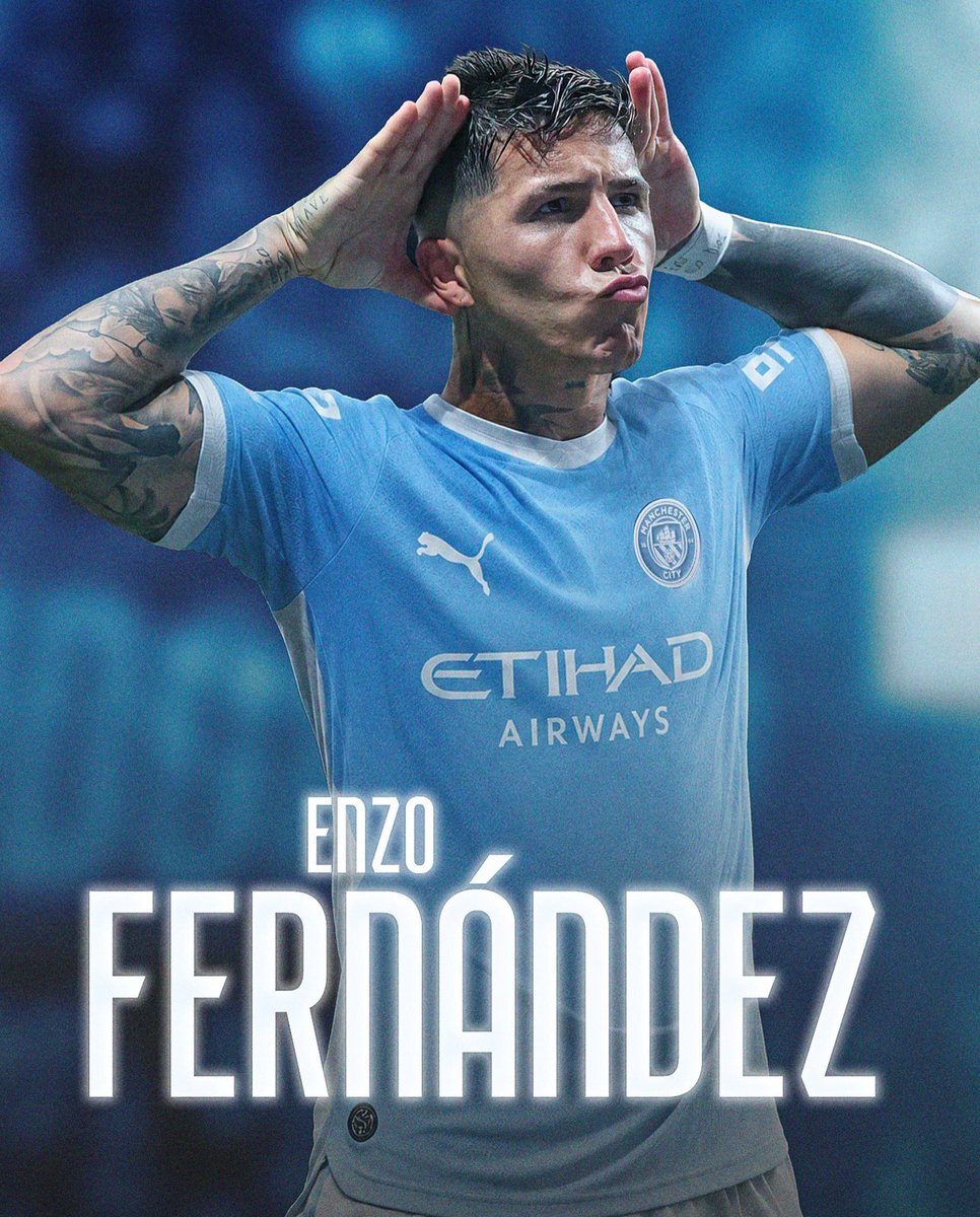 Jorge_BarriL's tweet photo. ¡FICHAJE POR LA VENTANA! 😵‍💫

 En el último día del mercado de pases, Enzo Fernandez 🇦🇷 es nuevo refuerzo del Manchester City. ✅️

 El centrocampista argentino llega desde Chelsea a cambio de 146 MILLONES DE EUROS. 😮‍💨

¿Qué te parece este fichaje? 🤔 https://t.co/6xamLsuN24