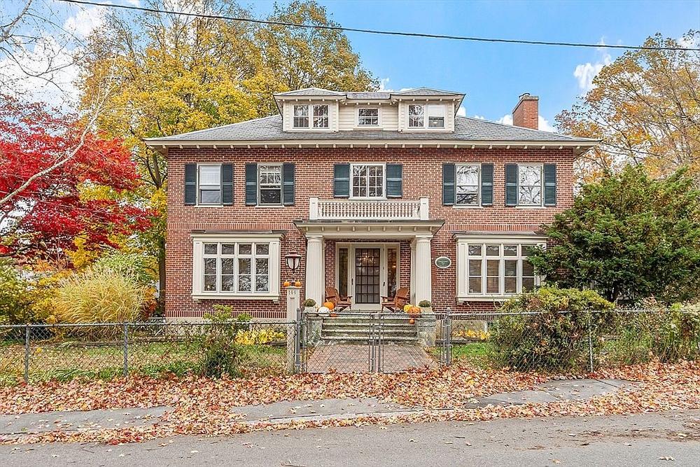 oldhouses's tweet photo. 1930 Georgian Colonial Under Contract in Lowell Massachusetts $849,900 (Pending) · 4 br, 3 ba, 1 hb · 4,229 sq ft https://t.co/iVlXGlAN8Q https://t.co/QwcRRpuFkH