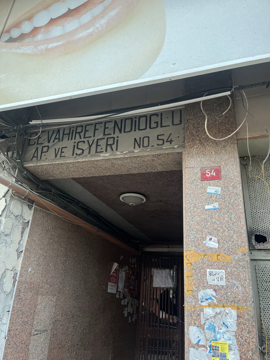 ekremu81's tweet photo. @Gungorenbld Böyle kentsel dönüşüm olmamalı. Her yer demir  ve kırık camlar, yaya kaldırımı camlarla kaplı, hem çocuk hem yetişkinler için tehlike saçıyor. Haznedar Mah. Posta Cad. 54 https://t.co/4aESritrPN