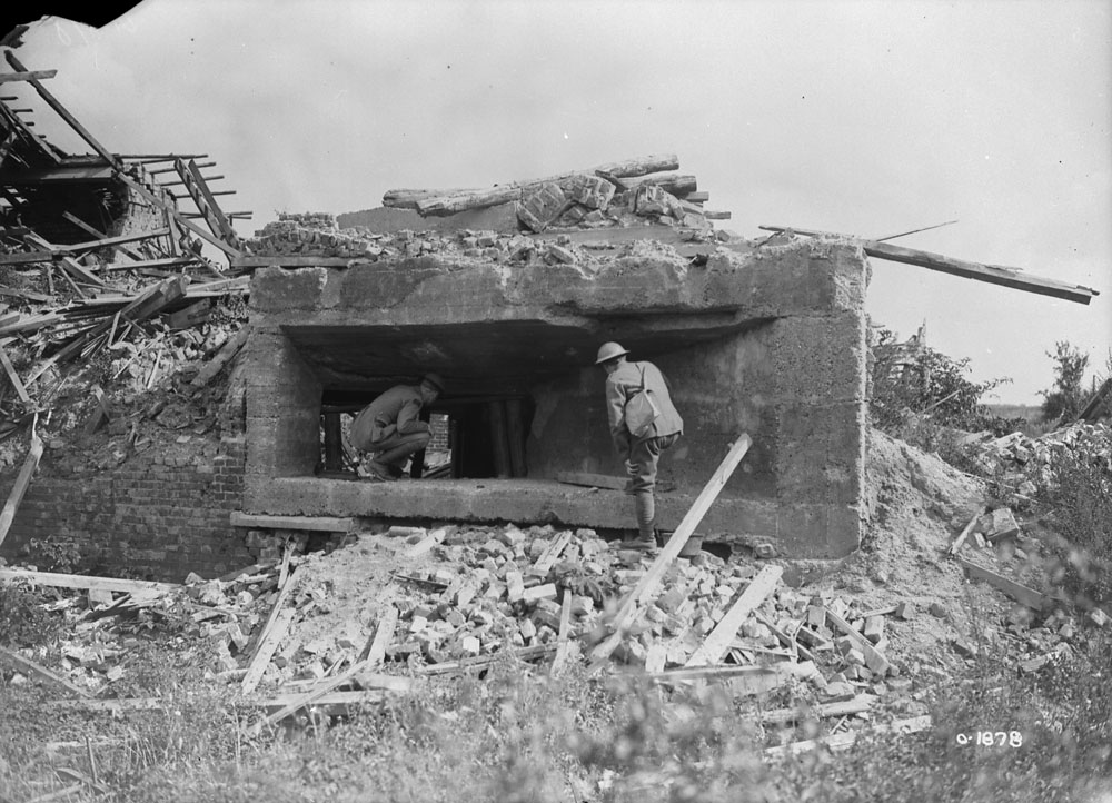 vimyfoundation's tweet photo. Canadians inspecting the remains of a German gun emplacement near Lens. September, 1917.

//

Des Canadiens inspectant les vestiges d’un emplacement de canon allemand près de Lens. Septembre 1917. https://t.co/I3FQecLIcp