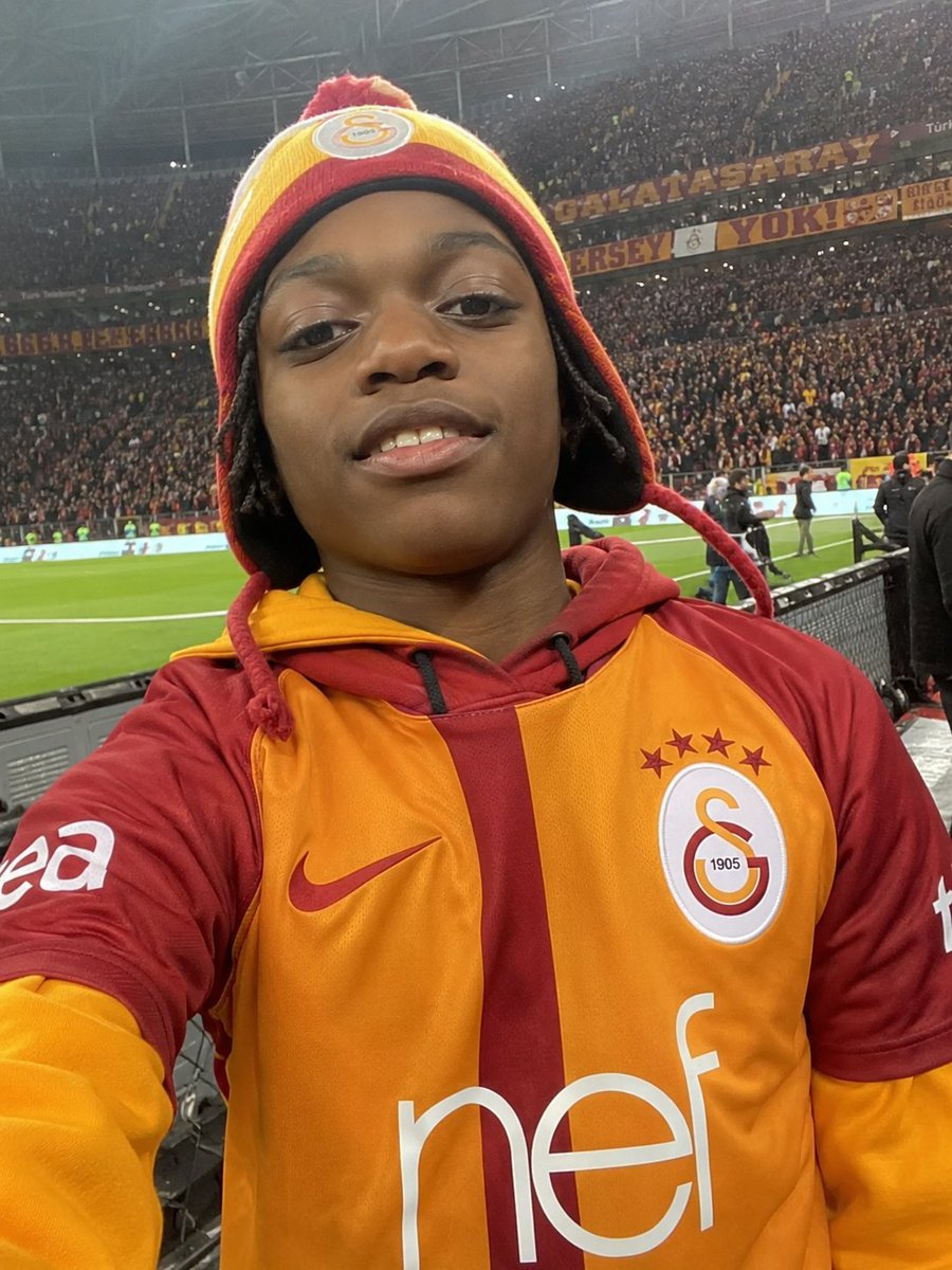 Kalbimalum's tweet photo. @dincerazaphangs Abi bu da Rafael Leao'nun çcoukluk aşkı 💛❤️ https://t.co/J2vvoC2AMP
