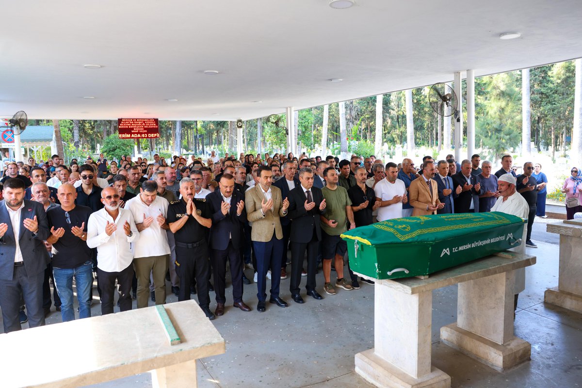 MersinValiligi's tweet photo. Valimiz Sayın Atilla Toros, 30 Ağustos 2026 tarihinde Kuzey Kıbrıs Türk Cumhuriyeti’nin (KKTC) Girne Limanı’ndan Mersin Taşucu Limanı’na hareket eden yolcu gemisinin alabora olması sonucu hayatını kaybeden vatandaşımız merhume Reyhan Verim için Toroslar ilçesi Akbelen Mezarlığı’nda düzenlenen cenaze törenine katıldı.

Vali Atilla Toros, hayatını kaybeden vatandaşımıza Allah’tan rahmet; ailesine sabır ve başsağlığı diledi.

#Toroslar
#Mersin
