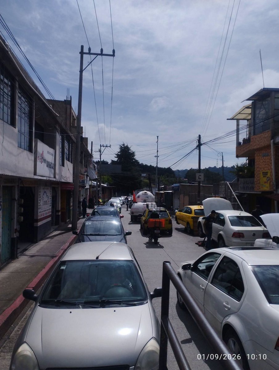 Huitzquillocan2's tweet photo. Reportan bloqueo de manifestantes en la calle Moctezuma, Huixquilucan Centro, exigen suministro de agua potable. https://t.co/o4cZliY7eV