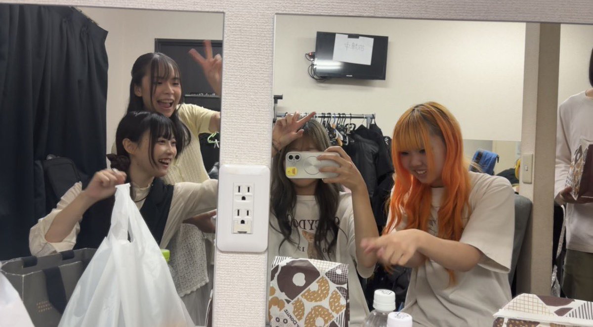 miyari_sing_'s tweet photo. 初今池GROWありがとう！！

今日はなかよしの飴セロとぴーすたーもいるライブでした😽

みんなでオープンの前にミスドに行ってずっと食べたかったクレームブリュレのお芋のやつ食べた🍠

こういう仲間がいっぱいいるライブがいちばん楽しいよね！ https://t.co/zoK9vLWRF9
