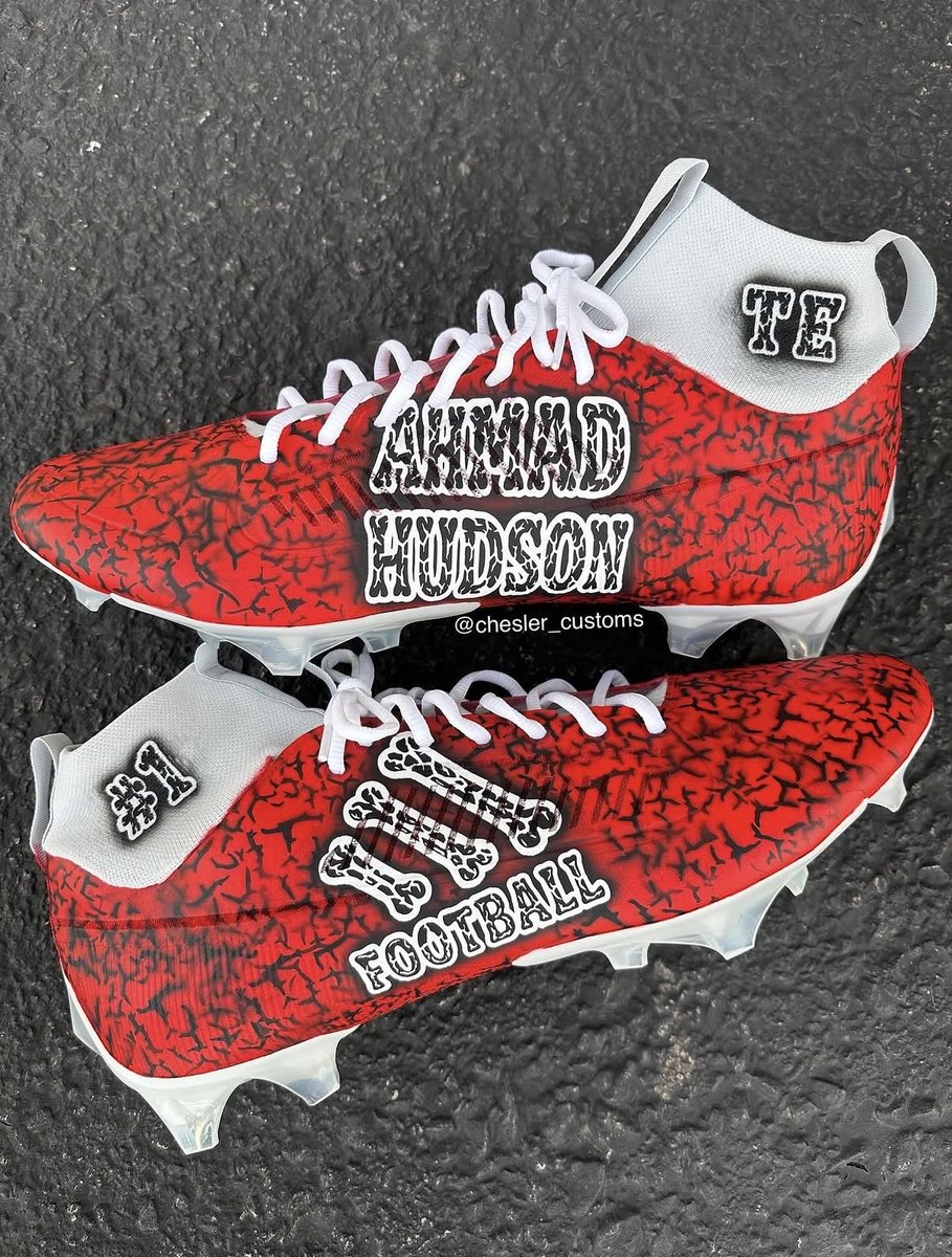 Chesler_Customs's tweet photo. 5 โญ๏ธ TE @AhmadHudson9 started off this season in his custom cleats! ๐โ ๏ธ
#customcleats #football #huskers #artist https://t.co/fh5HP7wjRF