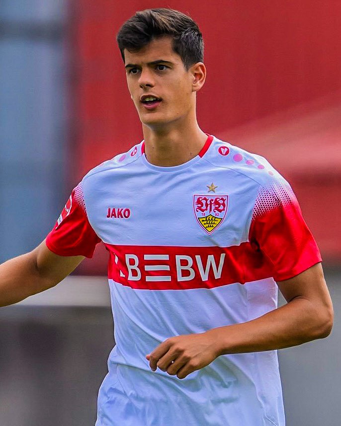 eurofootcom's tweet photo. 🚨🇪🇸 𝐁𝐑𝐄𝐀𝐊𝐈𝐍𝐆 | Brighton will sign Chema Andres (21) from Stuttgart. Done deal! €23m package for the midfielder, reports @Plettigoal/@_dennisbayer. 🔵✨ https://t.co/UyxNxsSTb7