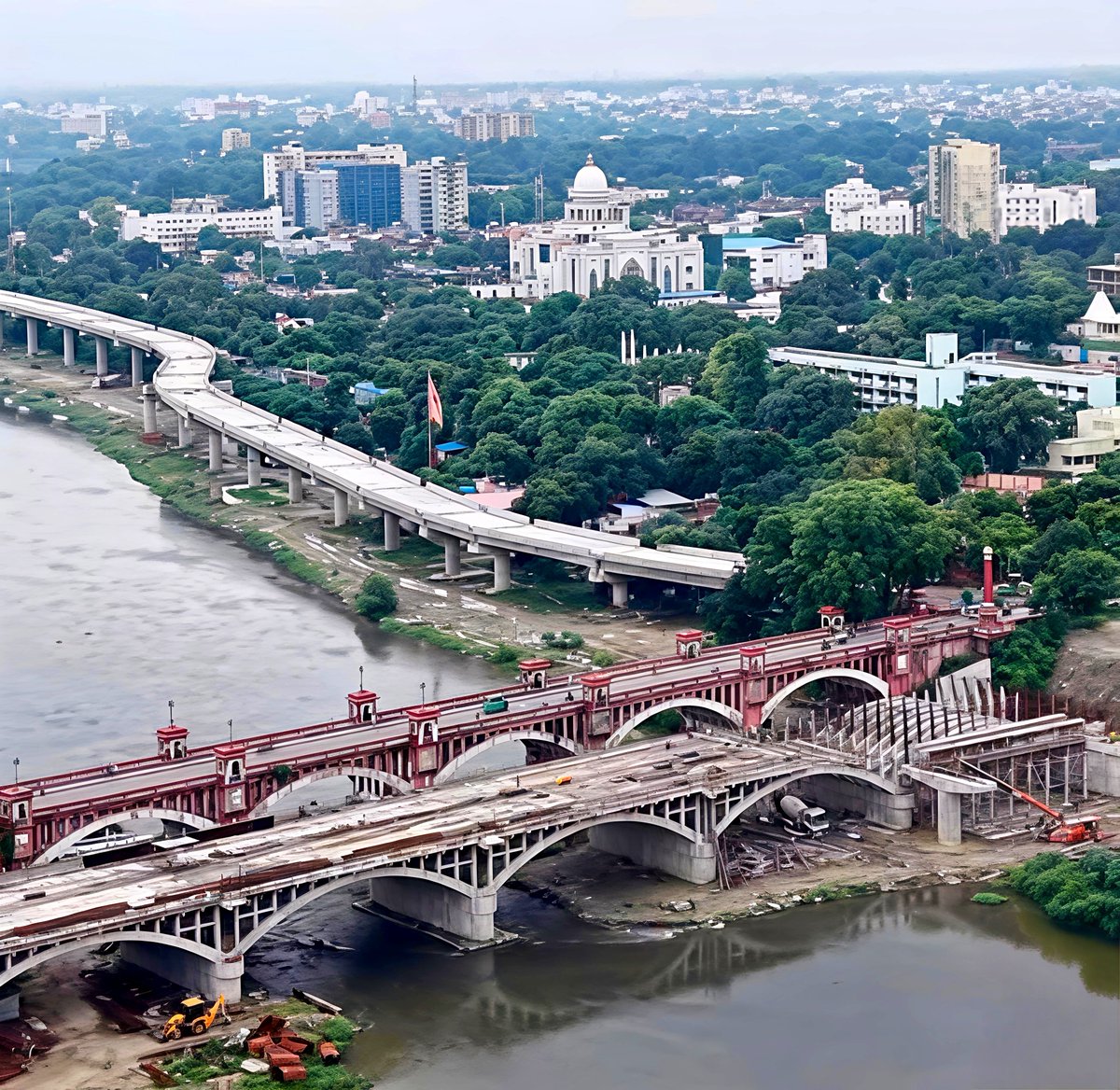 lucknow_index's tweet photo. Green Corridor Bridge by the river Gomti and new 4 lane bridge over the river Gomti taking shape in the older part of Lucknow 🔥😍 https://t.co/0Zcj6L0e2l