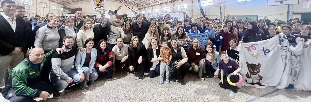 Leot14's tweet photo. Hoy, en📍Suipacha, acompañamos la instancia Regional de los Juegos Escolares Bonaerenses💙.
Los JEBO expresan una decisión política: que el Estado esté presente para garantizar el derecho a jugar, participar, aprender y compartir.
👉🏻Educación Física y deporte para incluir, igualar y construir comunidad.
Más derechos, más oportunidades, más Estado.
@Kicillofok @flaviaterigi @JuanluisMancini
