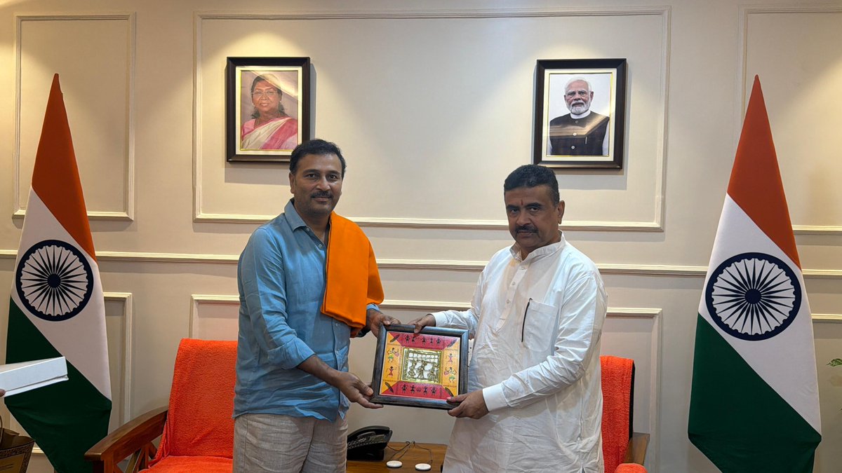 SudeshMahtoAJSU's tweet photo. आज पश्चिम बंगाल के माननीय मुख्यमंत्री श्री शुभेंदु अधिकारी जी से शिष्टाचार मुलाकात हुई।

मुलाकात के दौरान झारखंड एवं पश्चिम बंगाल की सामयिक राजनीतिक एवं सामाजिक स्थितियों पर चर्चा हुई।

@SuvenduWB https://t.co/j7aD6fWZvw