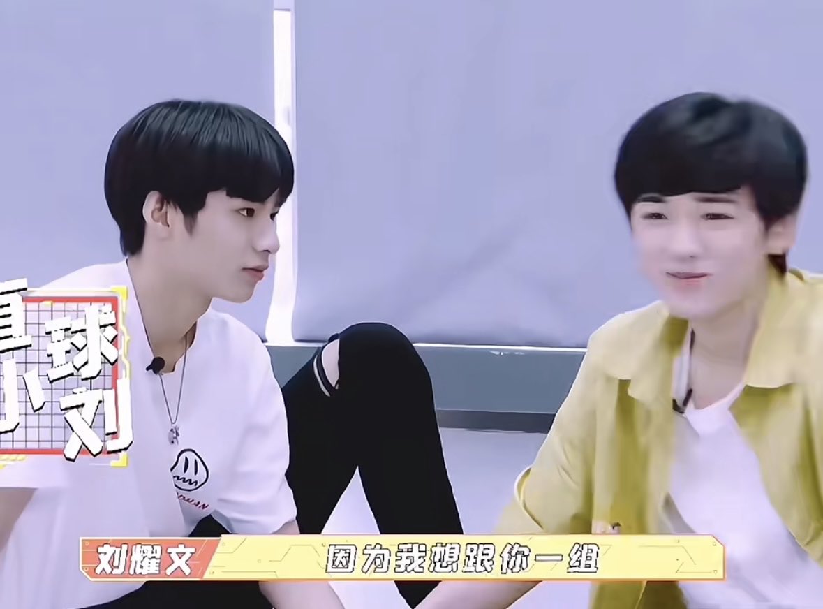 4w3p99's tweet photo. 少年上火时候刘耀文问宋亚轩为什么要跟他一组真的特别好品，就像在一起之后问为什么喜欢自己的问题，镜头前宋亚轩又很害羞说不出煽情的话，被窝里说了一百遍刘耀文你是我的唯一吧！
刘耀文属于很直男的给子有啥话顺口就说了，把宋亚轩哄的碧水直流 https://t.co/R1YZPVpqcr