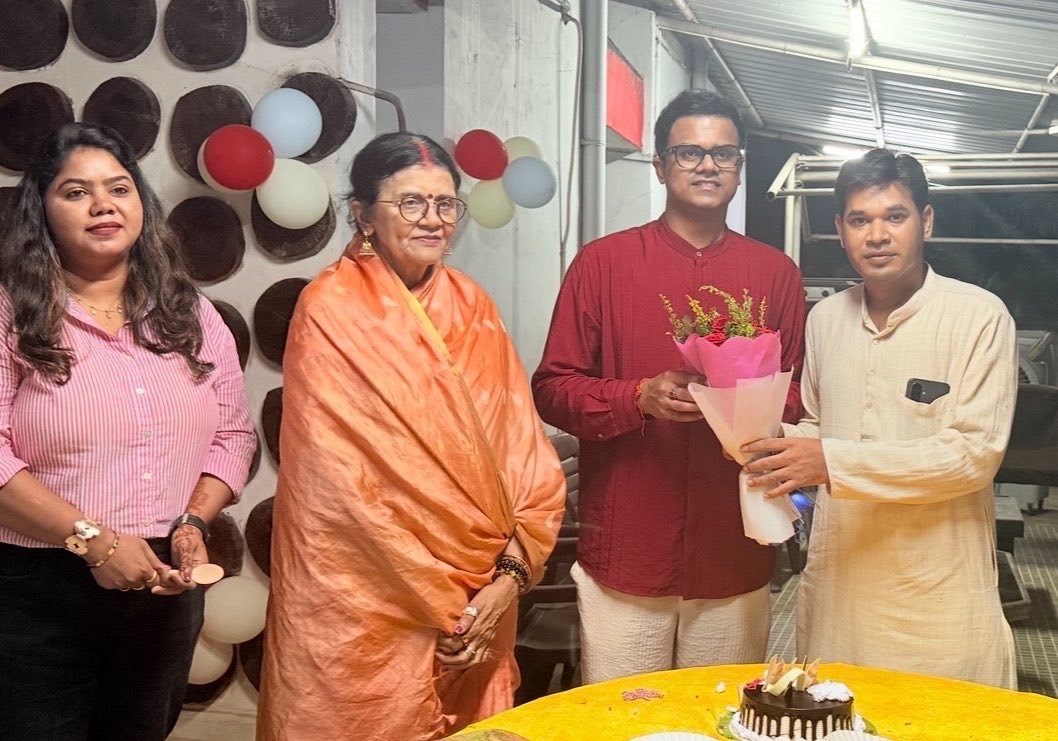 RajwalAshok's tweet photo. नेता प्रतिपक्ष छत्तीसगढ़ आदरणीय @DrCharandas जी के सुपुत्र भाई सूरज महंत जी को कोरबा निवास में केक काटकर जन्मदिन पर बधाई एवं शुभकामनाएं दी।
🎂💐
@surajmahant01 
@jyotsnamahant https://t.co/rJjbFI3XAh