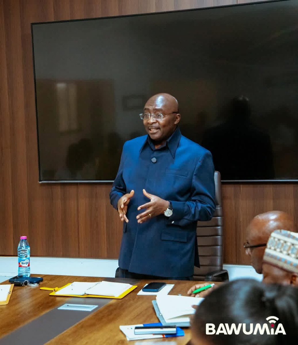 BawumiaCampaign's tweet photo. The newly elected NPP Ashanti regional executives have paid an official visit to the flagbearer, Dr. Bawumia at his office today. https://t.co/Su79y5vBc0