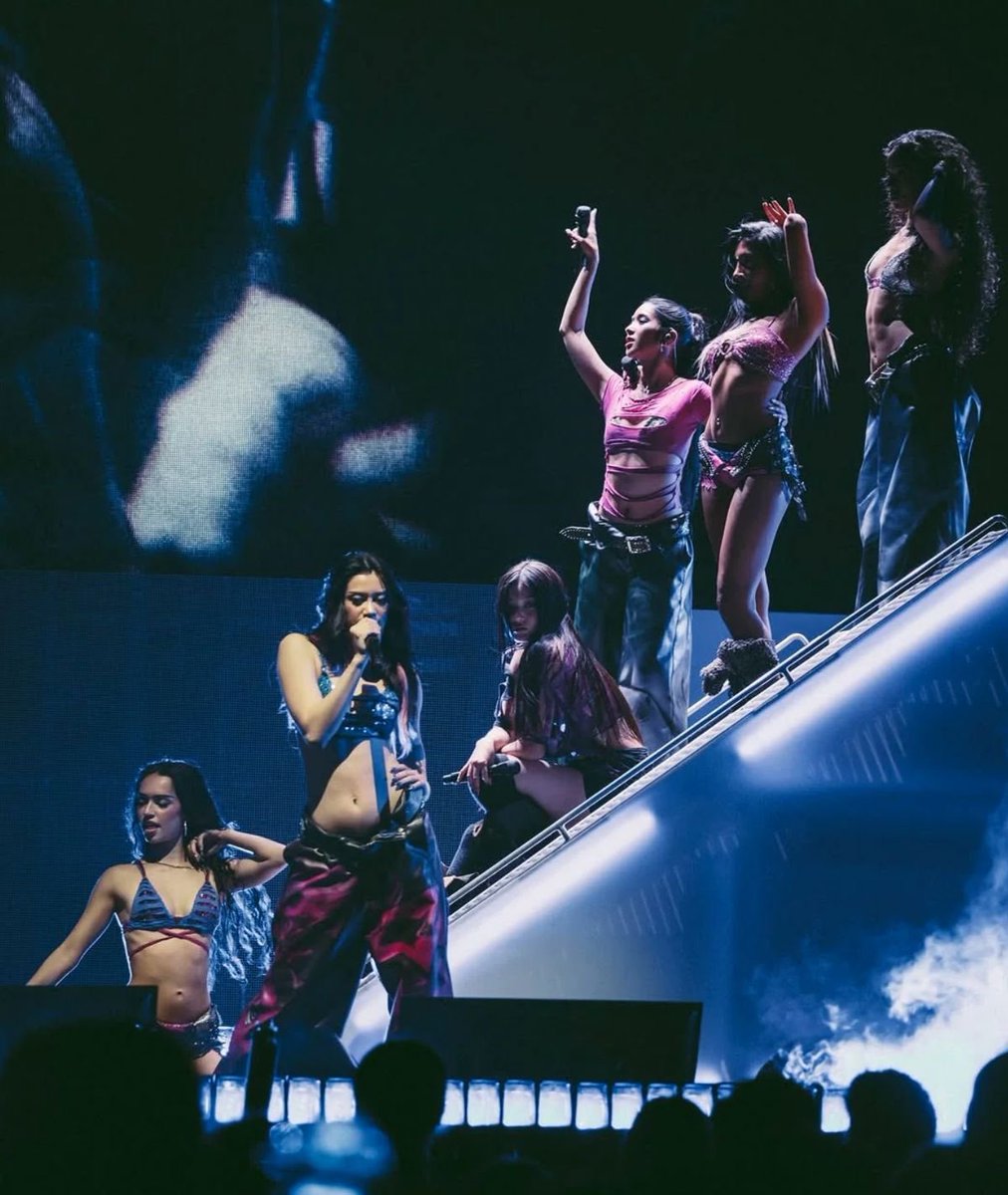meiyokmarz's tweet photo. i wish my girls the best of luck on tour but the beautiful chaos tour will always be THEE tour https://t.co/xjL762UuEm
