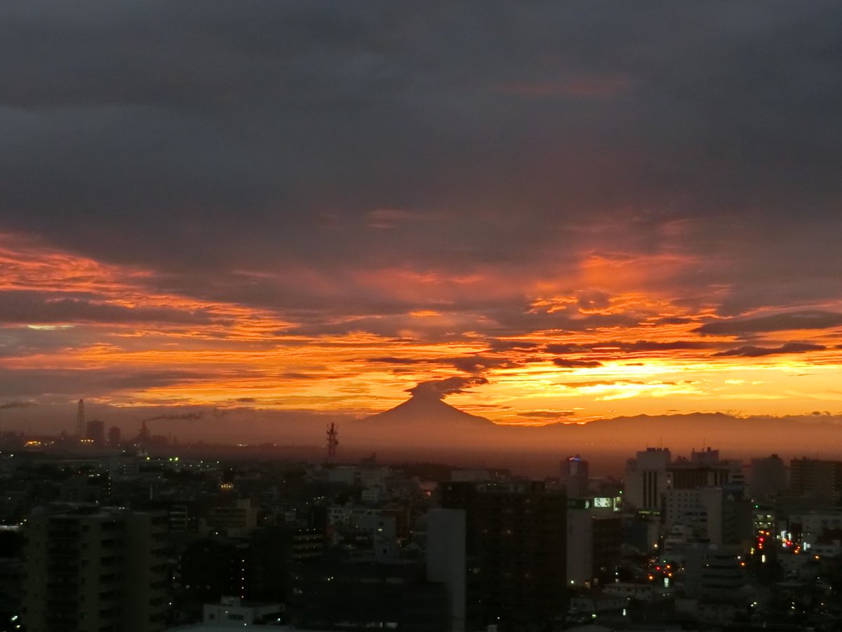 mongkang1's tweet photo. 木更津から富士山。カシオのコンデジは味があるね～。無補正。　CASIO  EX-ZR800 https://t.co/pwcSNaEErT