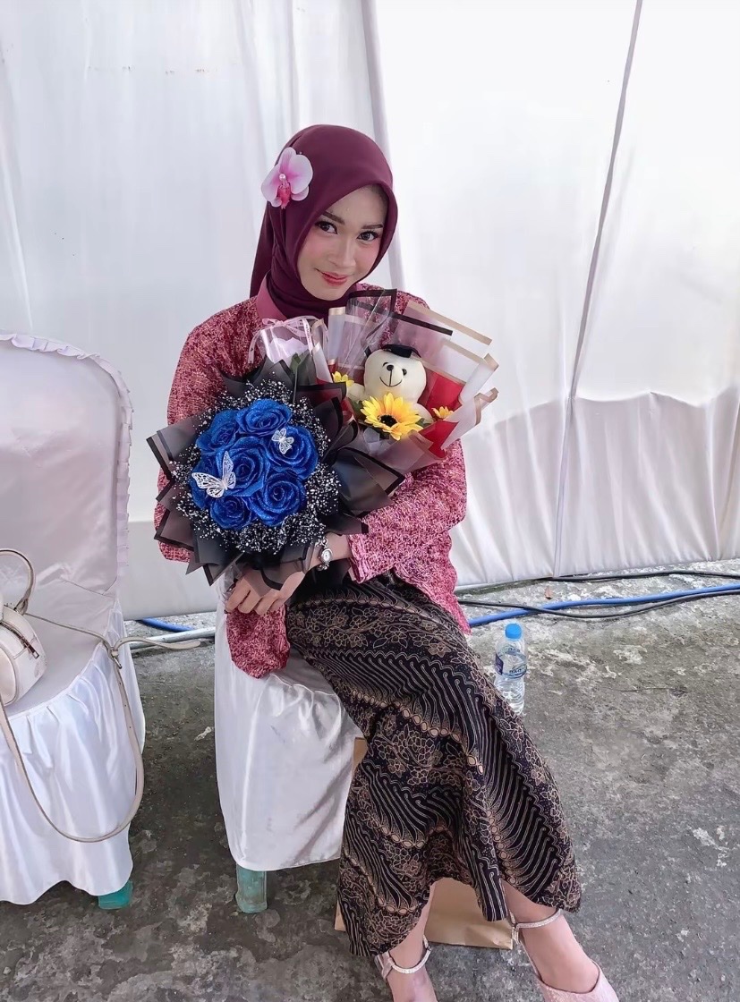 desiacantikaaaa's tweet photo. enaknya ngapain habis lulus sekolah? https://t.co/vvRhOoE8no