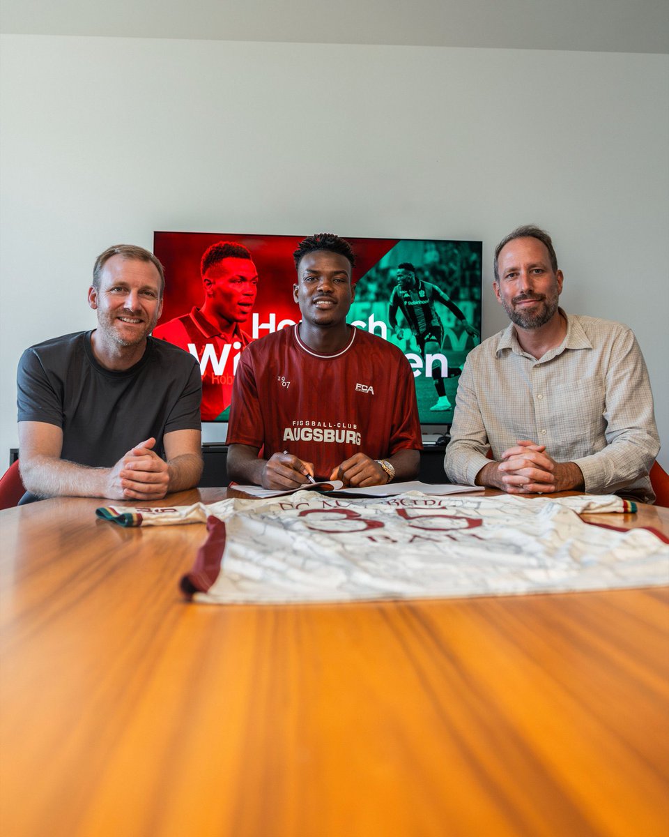 FCA_World's tweet photo. Welcome to Augsburg, Juma! ❤️💚🤍

Juma Bah joins FCA on a season-long loan from Manchester City, with an option to buy. ✍️

🇸🇱 Sierra Leone international
📏 1.95m tall
🔢 Number 35 https://t.co/6jNHw3YaAg