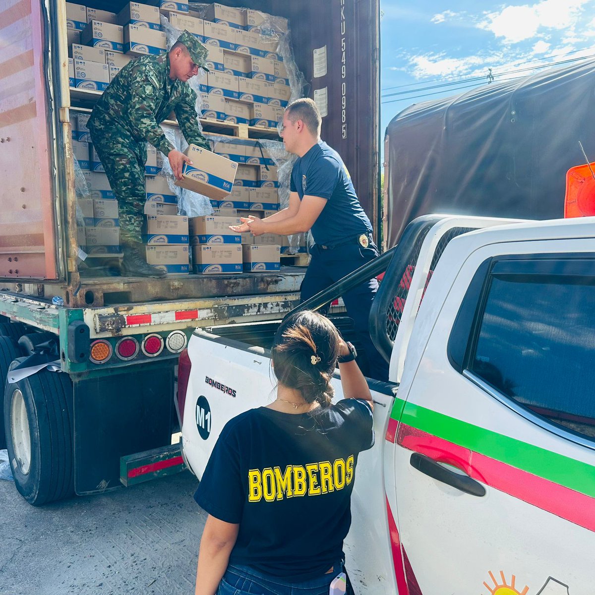 Ejercito_CAAID's tweet photo. El Batallón de Acción Integral N.°5 y la Fundación María José entregaron 30 toneladas de Electrolit en el #Guamo para respaldar la incansable labor de los bomberos y voluntarios que atienden las emergencias por incendios forestales en el Tolima.
#FuerzasQueSalvanVidas https://t.co/t0yxTdBlJ2