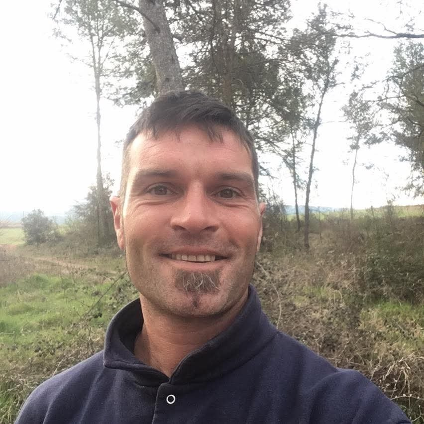 Anonymous_TA's tweet photo. Este es Carles Vilajosana, padre de dos niños, ampliamente conocido y querido en Manresa, por gente en su línea política y contraria.

Fue asesinado esta misma madrugada en Manresa, cuando intervino para poner fin a una pelea entre inmigrantes árabes. https://t.co/Xl2CbBEUg2
