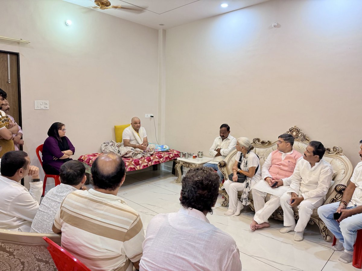 AnkitParihar9's tweet photo. उन्नाव बार एसोसिएशन के पूर्व अध्यक्ष श्री गिरीश मिश्रा जी के बड़े भाई, उन्नाव नगर पालिका परिषद की अध्यक्षा श्रीमती श्वेता मिश्र जी के ससुर स्व. छोटे लाल मिश्रा जी के आकस्मिक दुखद निधन की सूचना पर पूर्व सांसद श्रीमती अन्नू टंडन जी एवं साथियों सहित उनके उन्नाव शहर निवास पर पहुँच कर दिवंगत महान आत्मा की शांति हेतु ईश्वर से प्रार्थना करते हुए शोकाकुल परिवारजनों क��� प्रति संवेदना प्रकट की।
ओम शांति