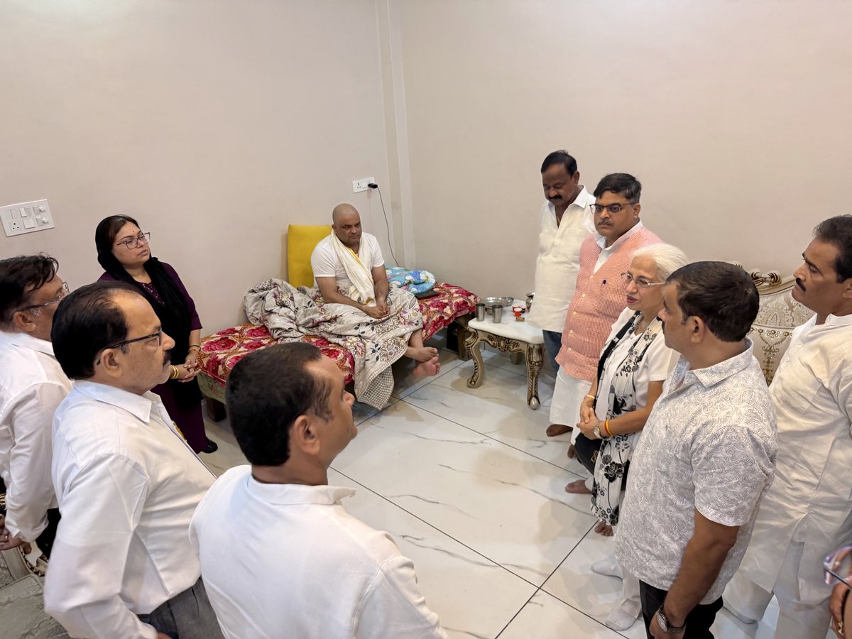 AnkitParihar9's tweet photo. उन्नाव बार एसोसिएशन के पूर्व अध्यक्ष श्री गिरीश मिश्रा जी के बड़े भाई, उन्नाव नगर पालिका परिषद की अध्यक्षा श्रीमती श्वेता मिश्र जी के ससुर स्व. छोटे लाल मिश्रा जी के आकस्मिक दुखद निधन की सूचना पर पूर्व सांसद श्रीमती अन्नू टंडन जी एवं साथियों सहित उनके उन्नाव शहर निवास पर पहुँच कर दिवंगत महान आत्मा की शांति हेतु ईश्वर से प्रार्थना करते हुए शोकाकुल परिवारजनों क��� प्रति संवेदना प्रकट की।
ओम शांति