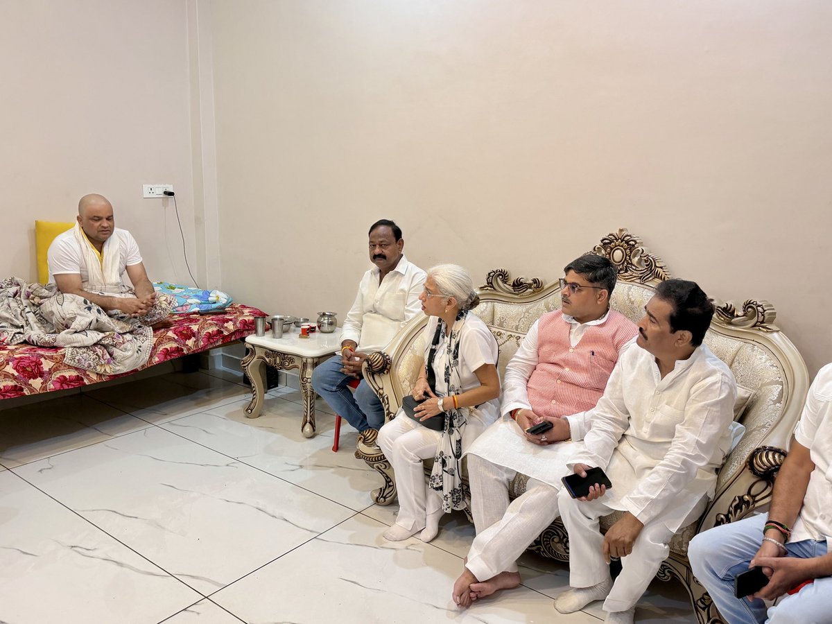 AnkitParihar9's tweet photo. उन्नाव बार एसोसिएशन के पूर्व अध्यक्ष श्री गिरीश मिश्रा जी के बड़े भाई, उन्नाव नगर पालिका परिषद की अध्यक्षा श्रीमती श्वेता मिश्र जी के ससुर स्व. छोटे लाल मिश्रा जी के आकस्मिक दुखद निधन की सूचना पर पूर्व सांसद श्रीमती अन्नू टंडन जी एवं साथियों सहित उनके उन्नाव शहर निवास पर पहुँच कर दिवंगत महान आत्मा की शांति हेतु ईश्वर से प्रार्थना करते हुए शोकाकुल परिवारजनों क��� प्रति संवेदना प्रकट की।
ओम शांति