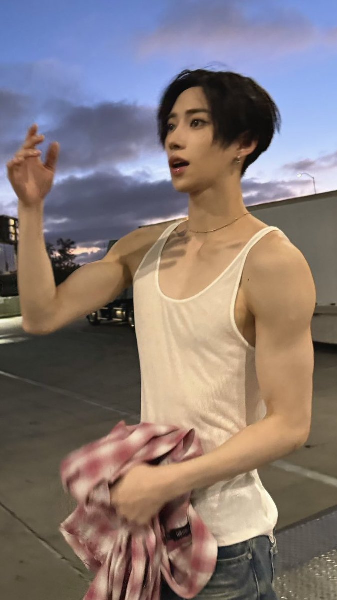 haoaiwoma's tweet photo. education is important but arno’s big biceps are importanter https://t.co/7EFFMpL1Vf
