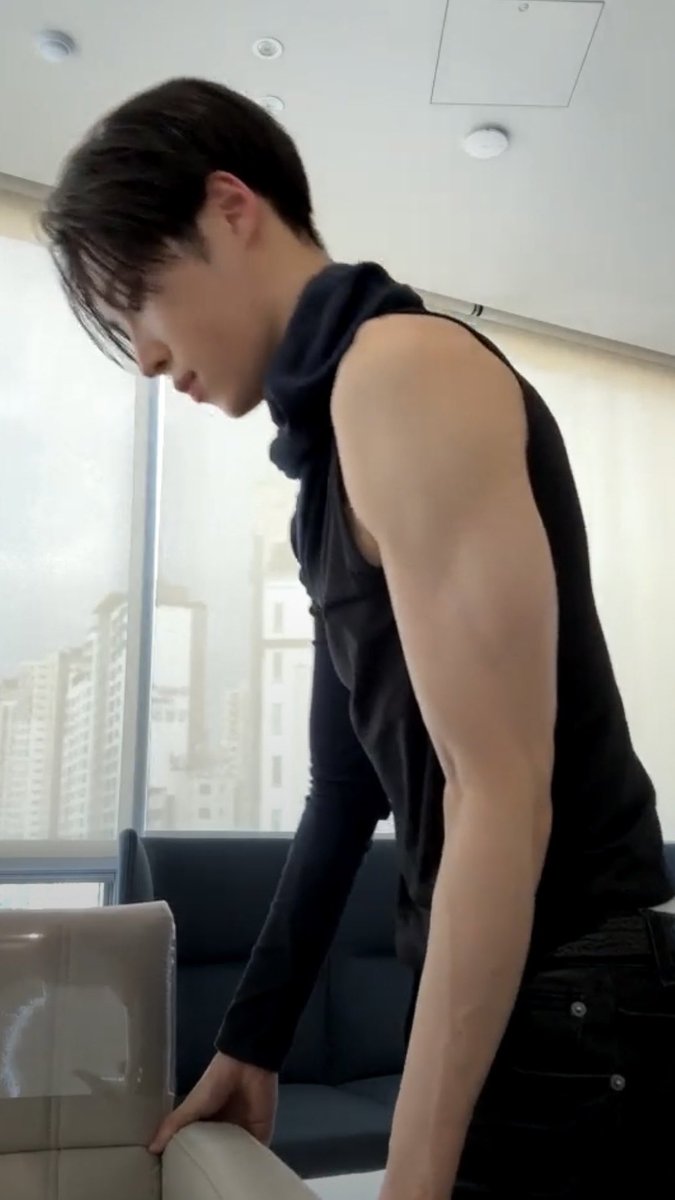 haoaiwoma's tweet photo. education is important but arno’s big biceps are importanter https://t.co/7EFFMpL1Vf