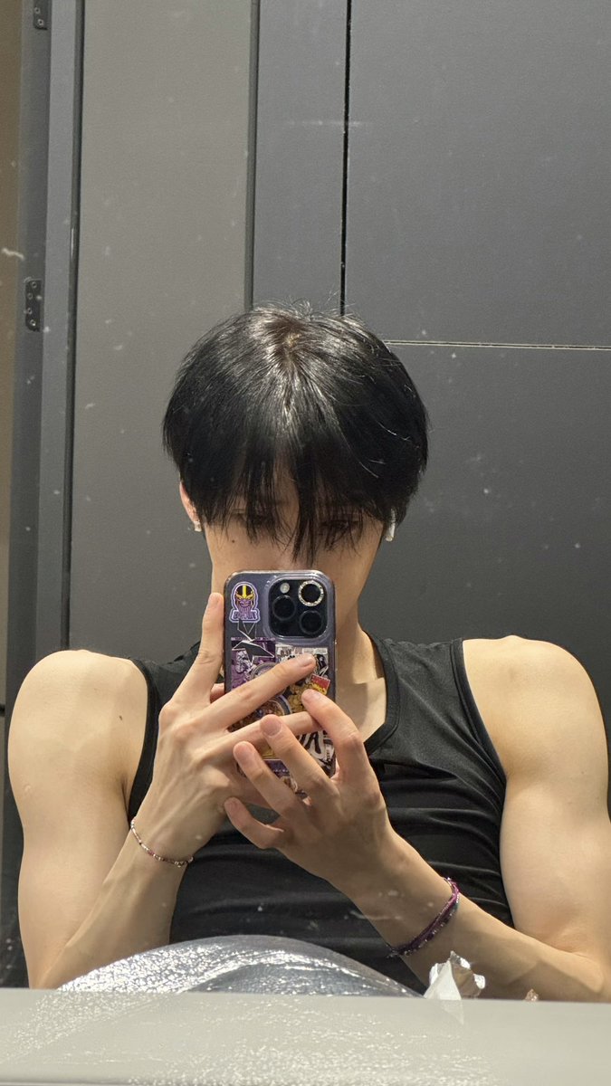 haoaiwoma's tweet photo. education is important but arno’s big biceps are importanter https://t.co/7EFFMpL1Vf