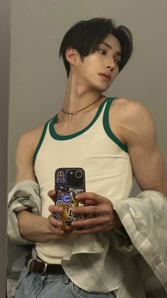 haoaiwoma's tweet photo. education is important but arno’s big biceps are importanter https://t.co/7EFFMpL1Vf