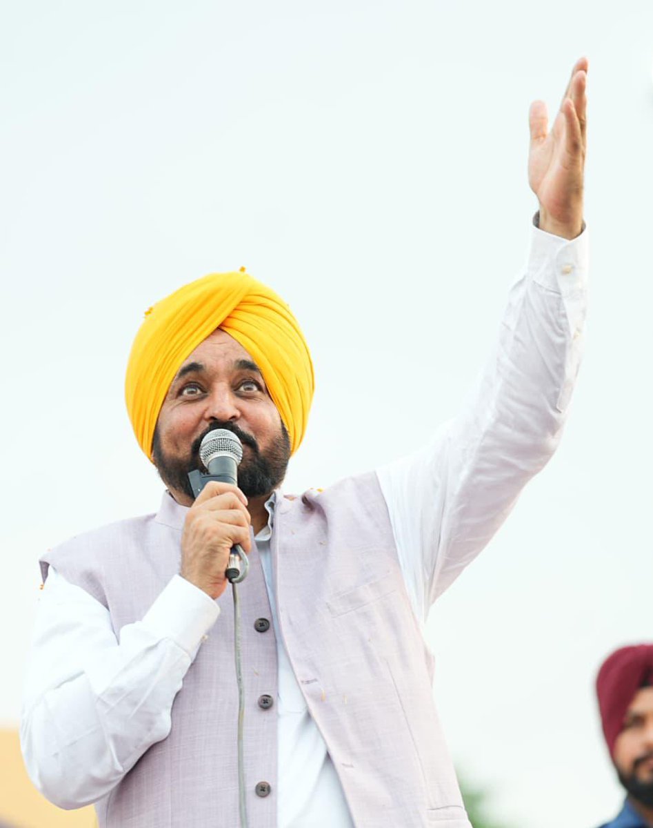 BhagwantMann's tweet photo. ਅੱਜ ਵਿਧਾਨ ਸਭਾ ਹਲਕਾ ਖਰੜ ਦੇ ਪਿੰਡ ਤੀੜਾ ਵਿਖੇ ਪਹੁੰਚਣ 'ਤੇ ਲੋਕਾਂ ਵੱਲੋਂ ਮਿਲੇ ਅਥਾਹ ਪਿਆਰ ਅਤੇ ਟਰੈਕਟਰਾਂ ਨਾਲ ਭਰੇ ਇਕੱਠ ਨੇ ਦਿਲ ਜਿੱਤ ਲਿਆ... 
ਪਿਛਲੀਆਂ ਸਰਕਾਰਾਂ ਨੇ ਸਿਰਫ਼ ਆਪਣੇ ਘਰ ਭਰੇ, ਪਰ ਸਾਡੀ ਸਰਕਾਰ ਆਮ ਲੋਕਾਂ ਦੀ ਸਰਕਾਰ ਹੈ। ਇਲਾਕੇ ਦੇ ਵਿਕਾਸ, ਛੱਪੜ ਦੇ ਨਵੀਨੀਕਰਨ ਅਤੇ ਸੜਕਾਂ (ਫਿਰਨੀ) ਲਈ ਅੱਜ ਪਿੰਡ ਤੀੜਾ ਦੀ ਪੰਚਾਇਤ ਨੂੰ 51 ਲੱਖ ਰੁਪਏ ਦਾ ਚੈੱਕ ਸੌਂਪਿਆ। ਇਸਦੇ ਨਾਲ ਹੀ ਮਿਰਜ਼ਾਪੁਰ, ਤਾਰਾਪੁਰ, ਜਯੰਤੀ ਮਾਜਰੀ ਅਤੇ ਰੁੜਕੀ ਦੇ ਪੁਲਾਂ ਦੀ ਮੰਗ ਨੂੰ ਵੀ ਮਨਜ਼ੂਰ ਕੀਤਾ।
ਅੱਜ ਸੂਬੇ ਦੇ 90% ਘਰਾਂ ਦੇ ਬਿਜਲੀ ਬਿੱਲ ਜ਼ੀਰੋ ਆ ਰਹੇ ਹਨ ਅਤੇ ਸਾਡੇ ਨੌਜਵਾਨਾਂ ਨੂੰ ਬਿਨਾਂ ਸਿਫਾਰਿਸ਼ 70,840 ਨੌਕਰੀਆਂ ਮਿਲੀਆਂ ਹਨ। ਪੰਜਾਬ ਨੂੰ ਮੁੜ 'ਰੰਗਲਾ ਪੰਜਾਬ' ਬਣਾਉਣ ਦੀ ਸਾਡੀ ਮੁਹਿੰਮ ਲਗਾਤਾਰ ਜਾਰੀ ਹੈ... 
ਇਨਕਲਾਬ ਜ਼ਿੰਦਾਬਾਦ!
