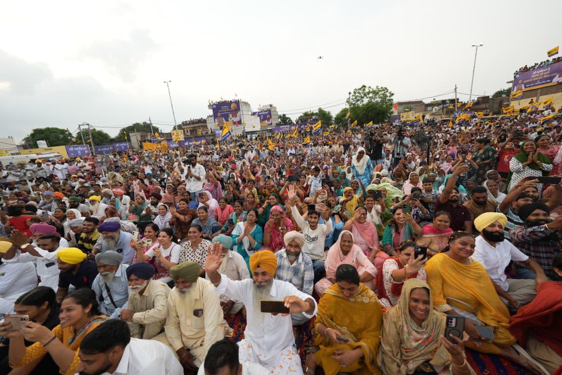 BhagwantMann's tweet photo. ਅੱਜ ਵਿਧਾਨ ਸਭਾ ਹਲਕਾ ਖਰੜ ਦੇ ਪਿੰਡ ਤੀੜਾ ਵਿਖੇ ਪਹੁੰਚਣ 'ਤੇ ਲੋਕਾਂ ਵੱਲੋਂ ਮਿਲੇ ਅਥਾਹ ਪਿਆਰ ਅਤੇ ਟਰੈਕਟਰਾਂ ਨਾਲ ਭਰੇ ਇਕੱਠ ਨੇ ਦਿਲ ਜਿੱਤ ਲਿਆ... 
ਪਿਛਲੀਆਂ ਸਰਕਾਰਾਂ ਨੇ ਸਿਰਫ਼ ਆਪਣੇ ਘਰ ਭਰੇ, ਪਰ ਸਾਡੀ ਸਰਕਾਰ ਆਮ ਲੋਕਾਂ ਦੀ ਸਰਕਾਰ ਹੈ। ਇਲਾਕੇ ਦੇ ਵਿਕਾਸ, ਛੱਪੜ ਦੇ ਨਵੀਨੀਕਰਨ ਅਤੇ ਸੜਕਾਂ (ਫਿਰਨੀ) ਲਈ ਅੱਜ ਪਿੰਡ ਤੀੜਾ ਦੀ ਪੰਚਾਇਤ ਨੂੰ 51 ਲੱਖ ਰੁਪਏ ਦਾ ਚੈੱਕ ਸੌਂਪਿਆ। ਇਸਦੇ ਨਾਲ ਹੀ ਮਿਰਜ਼ਾਪੁਰ, ਤਾਰਾਪੁਰ, ਜਯੰਤੀ ਮਾਜਰੀ ਅਤੇ ਰੁੜਕੀ ਦੇ ਪੁਲਾਂ ਦੀ ਮੰਗ ਨੂੰ ਵੀ ਮਨਜ਼ੂਰ ਕੀਤਾ।
ਅੱਜ ਸੂਬੇ ਦੇ 90% ਘਰਾਂ ਦੇ ਬਿਜਲੀ ਬਿੱਲ ਜ਼ੀਰੋ ਆ ਰਹੇ ਹਨ ਅਤੇ ਸਾਡੇ ਨੌਜਵਾਨਾਂ ਨੂੰ ਬਿਨਾਂ ਸਿਫਾਰਿਸ਼ 70,840 ਨੌਕਰੀਆਂ ਮਿਲੀਆਂ ਹਨ। ਪੰਜਾਬ ਨੂੰ ਮੁੜ 'ਰੰਗਲਾ ਪੰਜਾਬ' ਬਣਾਉਣ ਦੀ ਸਾਡੀ ਮੁਹਿੰਮ ਲਗਾਤਾਰ ਜਾਰੀ ਹੈ... 
ਇਨਕਲਾਬ ਜ਼ਿੰਦਾਬਾਦ!
