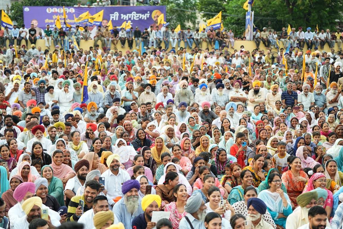 BhagwantMann's tweet photo. ਅੱਜ ਵਿਧਾਨ ਸਭਾ ਹਲਕਾ ਖਰੜ ਦੇ ਪਿੰਡ ਤੀੜਾ ਵਿਖੇ ਪਹੁੰਚਣ 'ਤੇ ਲੋਕਾਂ ਵੱਲੋਂ ਮਿਲੇ ਅਥਾਹ ਪਿਆਰ ਅਤੇ ਟਰੈਕਟਰਾਂ ਨਾਲ ਭਰੇ ਇਕੱਠ ਨੇ ਦਿਲ ਜਿੱਤ ਲਿਆ... 
ਪਿਛਲੀਆਂ ਸਰਕਾਰਾਂ ਨੇ ਸਿਰਫ਼ ਆਪਣੇ ਘਰ ਭਰੇ, ਪਰ ਸਾਡੀ ਸਰਕਾਰ ਆਮ ਲੋਕਾਂ ਦੀ ਸਰਕਾਰ ਹੈ। ਇਲਾਕੇ ਦੇ ਵਿਕਾਸ, ਛੱਪੜ ਦੇ ਨਵੀਨੀਕਰਨ ਅਤੇ ਸੜਕਾਂ (ਫਿਰਨੀ) ਲਈ ਅੱਜ ਪਿੰਡ ਤੀੜਾ ਦੀ ਪੰਚਾਇਤ ਨੂੰ 51 ਲੱਖ ਰੁਪਏ ਦਾ ਚੈੱਕ ਸੌਂਪਿਆ। ਇਸਦੇ ਨਾਲ ਹੀ ਮਿਰਜ਼ਾਪੁਰ, ਤਾਰਾਪੁਰ, ਜਯੰਤੀ ਮਾਜਰੀ ਅਤੇ ਰੁੜਕੀ ਦੇ ਪੁਲਾਂ ਦੀ ਮੰਗ ਨੂੰ ਵੀ ਮਨਜ਼ੂਰ ਕੀਤਾ।
ਅੱਜ ਸੂਬੇ ਦੇ 90% ਘਰਾਂ ਦੇ ਬਿਜਲੀ ਬਿੱਲ ਜ਼ੀਰੋ ਆ ਰਹੇ ਹਨ ਅਤੇ ਸਾਡੇ ਨੌਜਵਾਨਾਂ ਨੂੰ ਬਿਨਾਂ ਸਿਫਾਰਿਸ਼ 70,840 ਨੌਕਰੀਆਂ ਮਿਲੀਆਂ ਹਨ। ਪੰਜਾਬ ਨੂੰ ਮੁੜ 'ਰੰਗਲਾ ਪੰਜਾਬ' ਬਣਾਉਣ ਦੀ ਸਾਡੀ ਮੁਹਿੰਮ ਲਗਾਤਾਰ ਜਾਰੀ ਹੈ... 
ਇਨਕਲਾਬ ਜ਼ਿੰਦਾਬਾਦ!