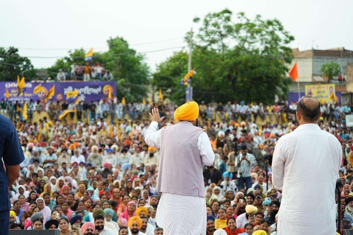 BhagwantMann's tweet photo. ਅੱਜ ਵਿਧਾਨ ਸਭਾ ਹਲਕਾ ਖਰੜ ਦੇ ਪਿੰਡ ਤੀੜਾ ਵਿਖੇ ਪਹੁੰਚਣ 'ਤੇ ਲੋਕਾਂ ਵੱਲੋਂ ਮਿਲੇ ਅਥਾਹ ਪਿਆਰ ਅਤੇ ਟਰੈਕਟਰਾਂ ਨਾਲ ਭਰੇ ਇਕੱਠ ਨੇ ਦਿਲ ਜਿੱਤ ਲਿਆ... 
ਪਿਛਲੀਆਂ ਸਰਕਾਰਾਂ ਨੇ ਸਿਰਫ਼ ਆਪਣੇ ਘਰ ਭਰੇ, ਪਰ ਸਾਡੀ ਸਰਕਾਰ ਆਮ ਲੋਕਾਂ ਦੀ ਸਰਕਾਰ ਹੈ। ਇਲਾਕੇ ਦੇ ਵਿਕਾਸ, ਛੱਪੜ ਦੇ ਨਵੀਨੀਕਰਨ ਅਤੇ ਸੜਕਾਂ (ਫਿਰਨੀ) ਲਈ ਅੱਜ ਪਿੰਡ ਤੀੜਾ ਦੀ ਪੰਚਾਇਤ ਨੂੰ 51 ਲੱਖ ਰੁਪਏ ਦਾ ਚੈੱਕ ਸੌਂਪਿਆ। ਇਸਦੇ ਨਾਲ ਹੀ ਮਿਰਜ਼ਾਪੁਰ, ਤਾਰਾਪੁਰ, ਜਯੰਤੀ ਮਾਜਰੀ ਅਤੇ ਰੁੜਕੀ ਦੇ ਪੁਲਾਂ ਦੀ ਮੰਗ ਨੂੰ ਵੀ ਮਨਜ਼ੂਰ ਕੀਤਾ।
ਅੱਜ ਸੂਬੇ ਦੇ 90% ਘਰਾਂ ਦੇ ਬਿਜਲੀ ਬਿੱਲ ਜ਼ੀਰੋ ਆ ਰਹੇ ਹਨ ਅਤੇ ਸਾਡੇ ਨੌਜਵਾਨਾਂ ਨੂੰ ਬਿਨਾਂ ਸਿਫਾਰਿਸ਼ 70,840 ਨੌਕਰੀਆਂ ਮਿਲੀਆਂ ਹਨ। ਪੰਜਾਬ ਨੂੰ ਮੁੜ 'ਰੰਗਲਾ ਪੰਜਾਬ' ਬਣਾਉਣ ਦੀ ਸਾਡੀ ਮੁਹਿੰਮ ਲਗਾਤਾਰ ਜਾਰੀ ਹੈ... 
ਇਨਕਲਾਬ ਜ਼ਿੰਦਾਬਾਦ!