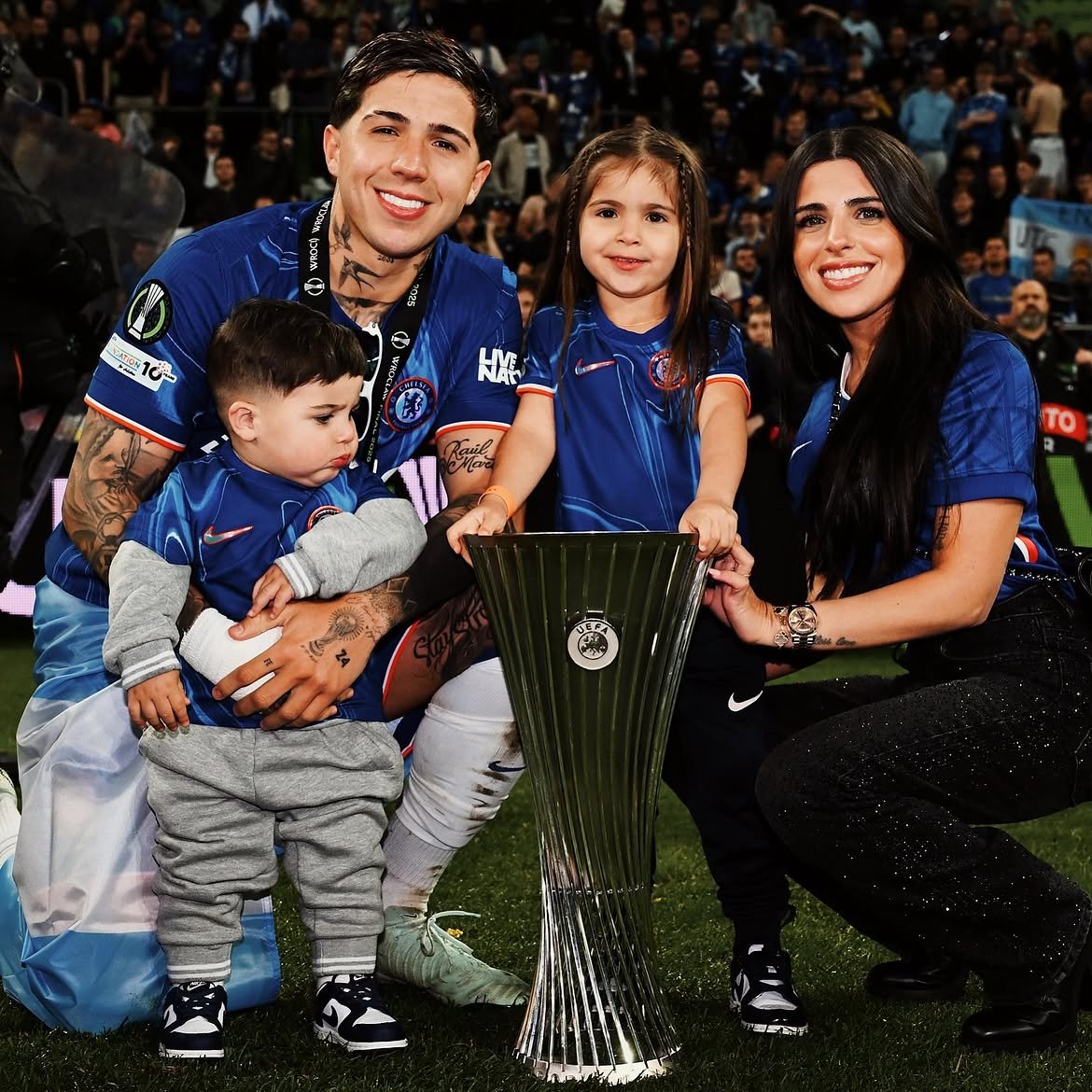 Perla_Londres's tweet photo. Enzo querido, sé que vas a leer esto:

Fuiste el primero en creer en el proyecto, llegaste en un momento único de tu carrera habiendo ganado el Mundial hace un mes (gracias)
Fue un comienzo con el pie izquierdo, pero no puedo negar que cuando vi que llegaba Lampard, esas declaraciones y ese abrazo me ilusionaron…

Las críticas no tardaron en llegar por tus €121M, por tu físico o por otras cosas lejos de la realidad. Era tropezón tras tropezón sin caer, 9 DTs en 3 años y seguiste
Lo lograste y diste vuelta la historia con la Conference, la vuelta a Champions y el Mundial de Clubes. Ver que mi jugador favorito, de mi club favorito jugaba en mi equipo favorito de Europa y portaba la cinta de capitán era especial

Pero bueno, se terminó y creo yo que cuando faltaba lo mejor. Si hay algo que nadie puede cuestionar, es que corriste sangre azul y fuiste un "Proper Chels". Ha sido divertido defenderte a capa y espada y saber que te llegaban algunos de mis tweets o mis videos... a disfrutarte en la Selección nomás 🇦🇷💙