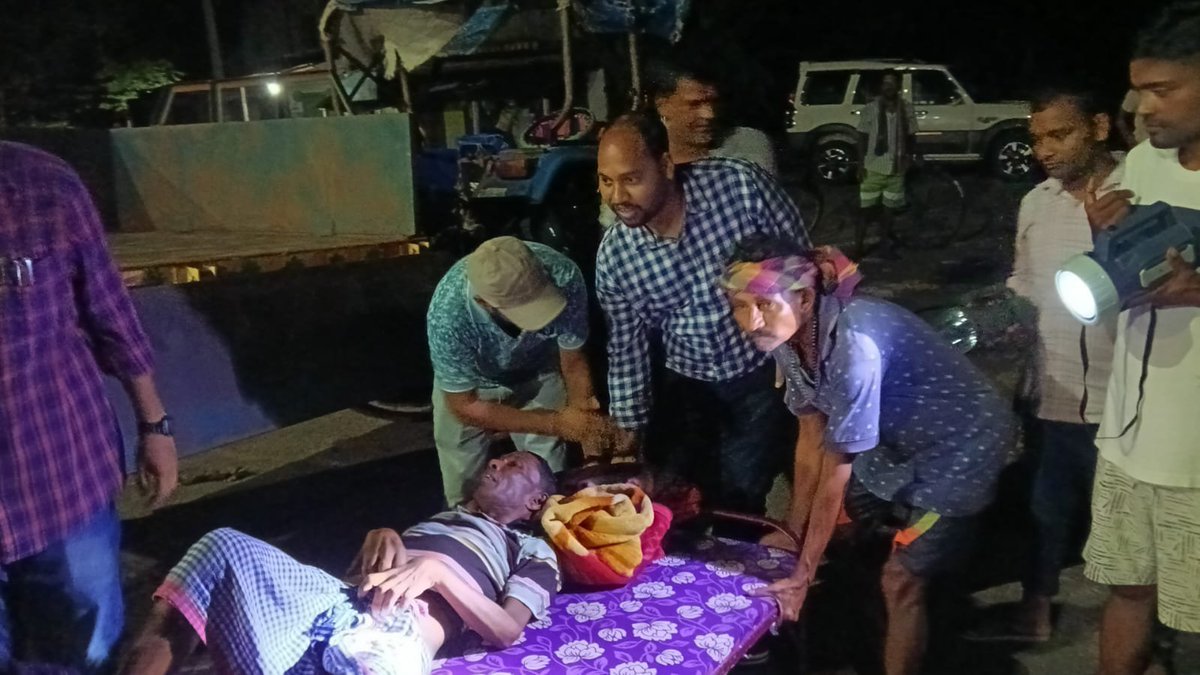 DM_Mayurbhanj's tweet photo. ଲଗାଣ ବର୍ଷାଜନିତ ବନ୍ୟା ପରିସ୍ଥିତିରେ ଜଳବନ୍ଦୀ ଅବସ୍ଥାରେ ଥିବା ଜଣେ ପକ୍ଷାଘାତ ରୋଗୀଙ୍କୁ ବିଡିଓ ଓ ତହସିଲଦାରଙ୍କ ତତ୍ତ୍ୱାବଧାନରେ ସୁରକ୍ଷିତ ଭାବେ ବାତ୍ୟା ଆଶ୍ରୟସ୍ଥଳୀକୁ ସ୍ଥାନାନ୍ତର କରାଯାଇଛି । ଜନସାଧାରଣଙ୍କ ସୁରକ୍ଷାକୁ ପ୍ରାଥମିକତା ଦେଇ ଉଦ୍ଧାର ଓ ସ୍ଥାନାନ୍ତରଣ କାର୍ଯ୍ୟ ଜାରି ରହିଛି ।

#Mayurbhanj #FloodResponse https://t.co/iu1fUoaOl9