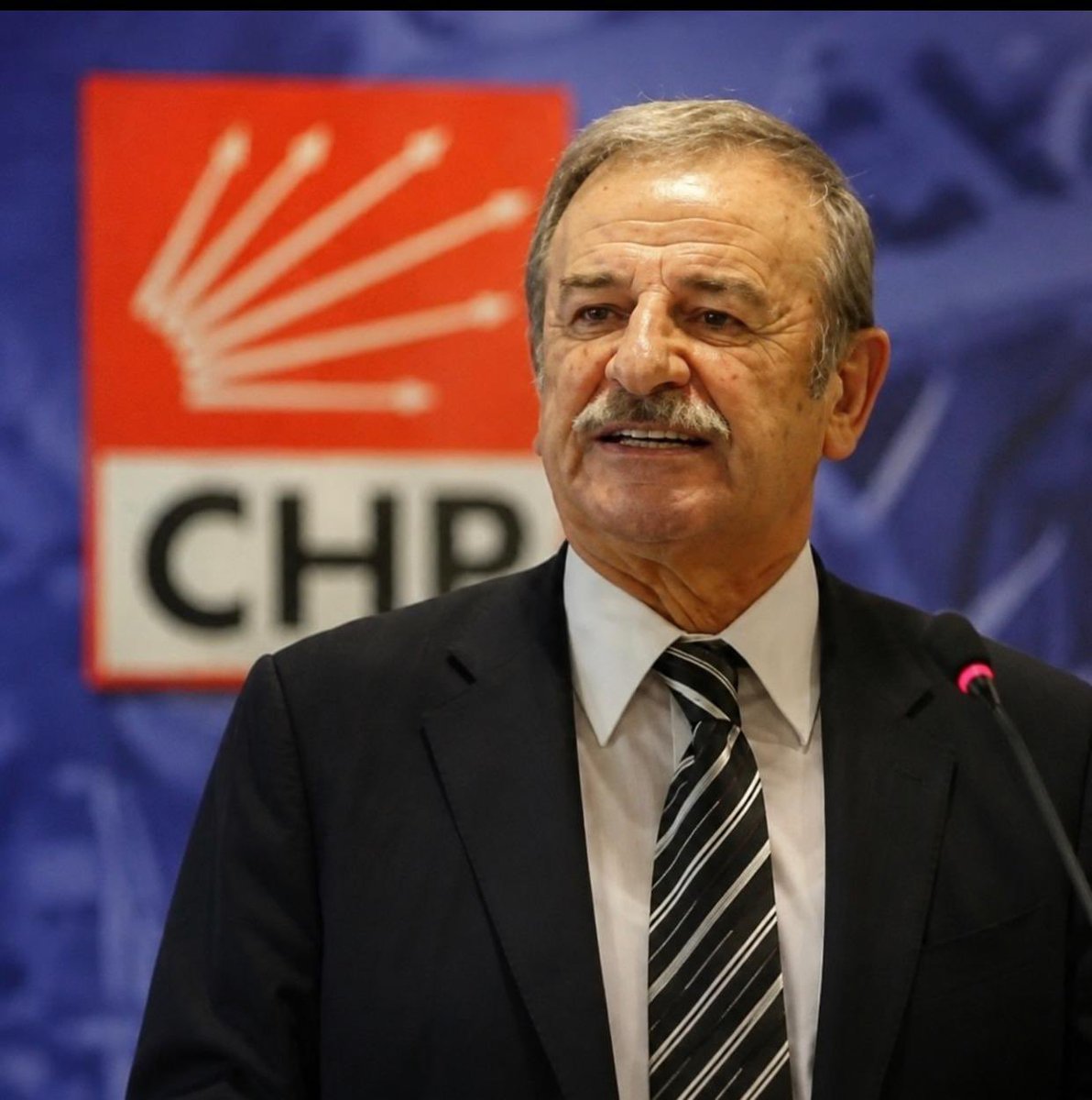 UmutOranCHP's tweet photo. Biliyorum; biraz geç kaldım.
Açıkçası, elim bir türlü paylaşımda bulunmaya varmadı…

31 Ağustos Pazartesi günü, Cumhuriyet Halk Partisi’nin her kademesinde uzun yıllar görev yapmış, Türk siyasetinin ve emek dünyasının değerli isimlerinden Sayın Cevdet Selvi’yi ebediyete uğurladık.

Cevdet Selvi’yi kaybetmenin derin üzüntüsünü yaşıyorum.

Kendisiyle birlikte siyaset yapma, seçim çalışmalarına katılma ve örgütlü mücadele üzerine istişarelerde bulunma fırsatı bulduğum için kendimi hep şanslı hissedeceğim.

Cevdet Bey, çok iyi bir siyasetçi olmasının yanında, gerçek bir beyefendiydi. Siyasi duruşu kadar, insana yaklaşımı, zarafeti ve nezaketiyle de hep hatırlanacak.

Benim için ayrıca çok özel bir anısı vardır.

Cevdet Selvi’nin son makam odası, benim Cumhuriyet Halk Partisi’ndeki ilk çalışma odam olmuştu.

Odaya taşındığımda kendisini arayıp,

“Odanızda mesai yapmak benim için bir onur. Ancak bu oda sizin emrinize her zaman amadedir.”

demiştim.

Kendisini, ilk fırsatta o odada yeniden buluşmaya davet etmiştim. Ardından o odada gerçekleştirdiğimiz buluşmayı ve aramızdaki o samimi sohbeti hiç unutmayacağım.

Bazı insanlar geride yalnızca makamlar, görevler ve siyasi mücadeleler bırakmazlar.

İnsanların hayatında iz bırakırlar.

Cevdet Selvi de Türk siyasetine, emek dünyasına ve örgütlü mücadeleye verdiği değerli hizmetlerin yanı sıra; siyasi duruşu, mütevazılığı, zarafeti ve insana dokunan kişiliğiyle hafızalarımızda yaşamaya devam edecek.

Kendisini saygı, sevgi ve rahmetle anıyorum.

Ailesine, yakınlarına ve tüm Cumhuriyet Halk Partisi camiamıza başsağlığı ve sabır diliyorum.

Mekânı cennet olsun.