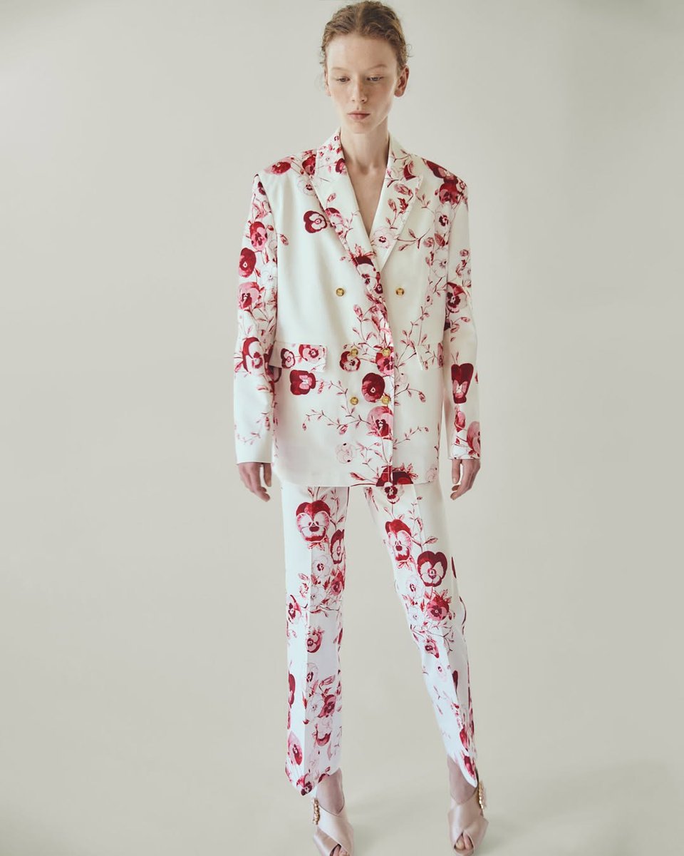 dudu389's tweet photo. GIAMBATTISTA VALLI RESORT 26 is here. Effortlessly chic and luminous, it is a getaway for the modern traveler. Discover the Resort 2026 collection in our online store. https://t.co/Lk5wTLl4MT