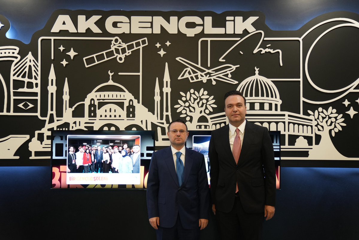 avyusufibis's tweet photo. 📍AK Parti Genel Merkezi 

Adalet Bakanımız Sayın @abakingurlek’in katılımlarıyla Genel Merkez Gençlik Kolları MKYK Toplantımızı gerçekleştirdik.

Güçlü ve adil Türkiye idealini; adaletin üstünlüğünü, hukukun güven veren yapısını ve yargının geleceğini konuştuk.

Tecrübelerini bizlerle paylaşan, kıymetli katılımlarıyla toplantımıza değer katan Sayın Bakanımıza teşekkür ediyorum.