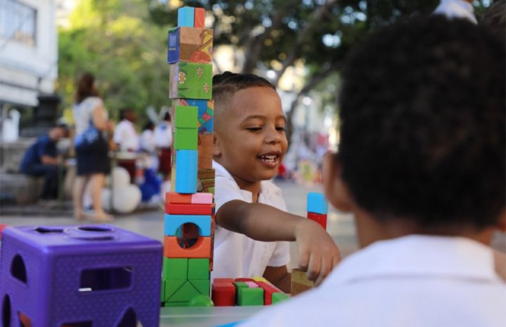 ACN_Cuba's tweet photo. 👨‍🏫🇨🇺 El acto nacional que dio inicio al curso escolar 2026-2027 se desarrolló hoy en el capitalino Paseo del Prado, presidido por @DiazCanelB.

🏫 Más de un millón 400 mil estudiantes iniciarán el nuevo período lectivo y el gran reto de este curso será hacer sostenible cada día. https://t.co/9bTjEXlpvM
